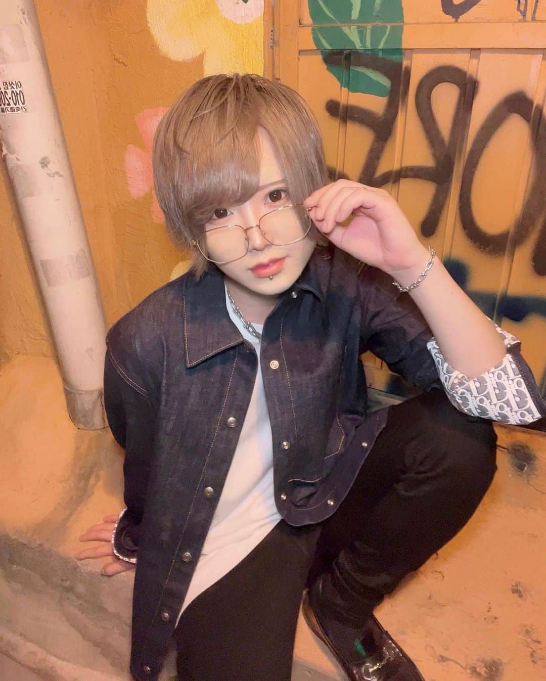 はてにゃんのインスタグラム：「🇰🇷🍸  glasses: @gucci  denimjacket: @dior  loafer: @dior」