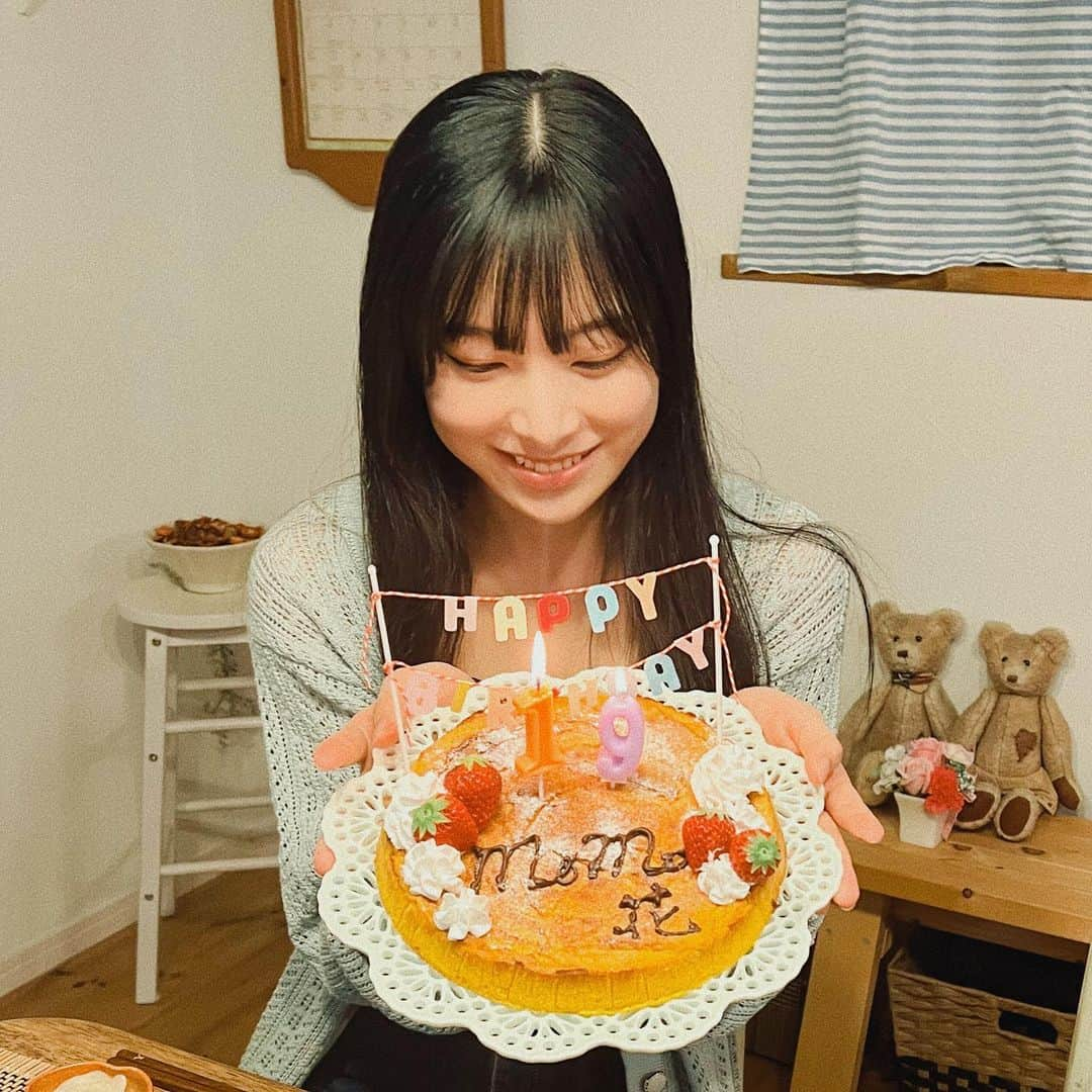 栗田桃花さんのインスタグラム写真 - (栗田桃花Instagram)「19歳になりました⟡.·*. 今年は家族にお祝いしてもらいました🥰お母さんの手作りかぼちゃのケーキ🎂 10代最後の1年！全力で自分のやりたいことをやって突っ走ります(ง •̀_•́)งあったかく見守ってくれたら嬉しいです！ 19歳の栗田桃花もよろしくお願いします☺️」3月30日 20時32分 - kurimomo330