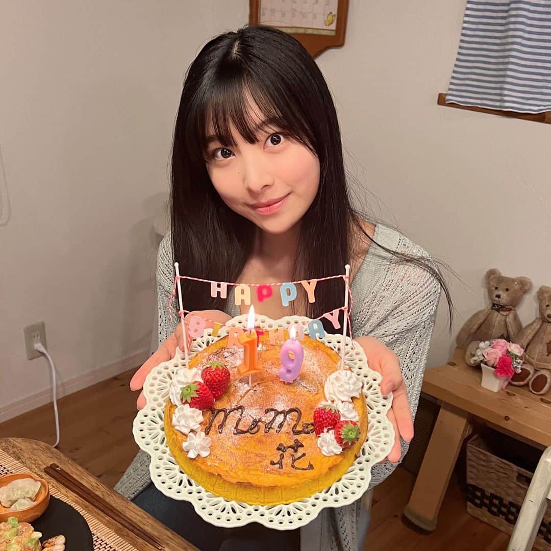 栗田桃花のインスタグラム：「19歳になりました⟡.·*. 今年は家族にお祝いしてもらいました🥰お母さんの手作りかぼちゃのケーキ🎂 10代最後の1年！全力で自分のやりたいことをやって突っ走ります(ง •̀_•́)งあったかく見守ってくれたら嬉しいです！ 19歳の栗田桃花もよろしくお願いします☺️」