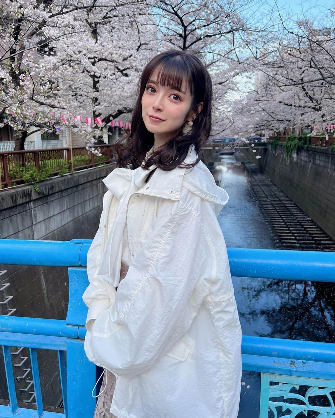 明石ゆいなさんのインスタグラム写真 - (明石ゆいなInstagram)「桜の女王🌸  中目黒の桜きれいだなあ〜  歳とるごとに、どんどんお花が好きになっていくのはなぜだろう  outer 🐥 @chico__official___  tops 🐥　@niceclaup_official_  skirt 🐥　@classicalelf_official   全部ZOZOTOWNさんで頼んだよ 携帯ポチポチしたらすぐ届いて引きこもりちゃんにはありがたかったϵ( 'Θ' )϶  最新おしゃ情報がたくさん載ってるので　@zozotown_girl さんをチェケラしてみてネ  初回なら2000円OFFクーポンも使えるらしい 2000円大事だよ、 優雅ランチできるもんね☝️  #pr #ZOZOTOWN #ZOZOTOWN購入品　#ZOZO活　#ナイロンアウター　#リボンブラウス」3月30日 20時33分 - cosmo_meropon