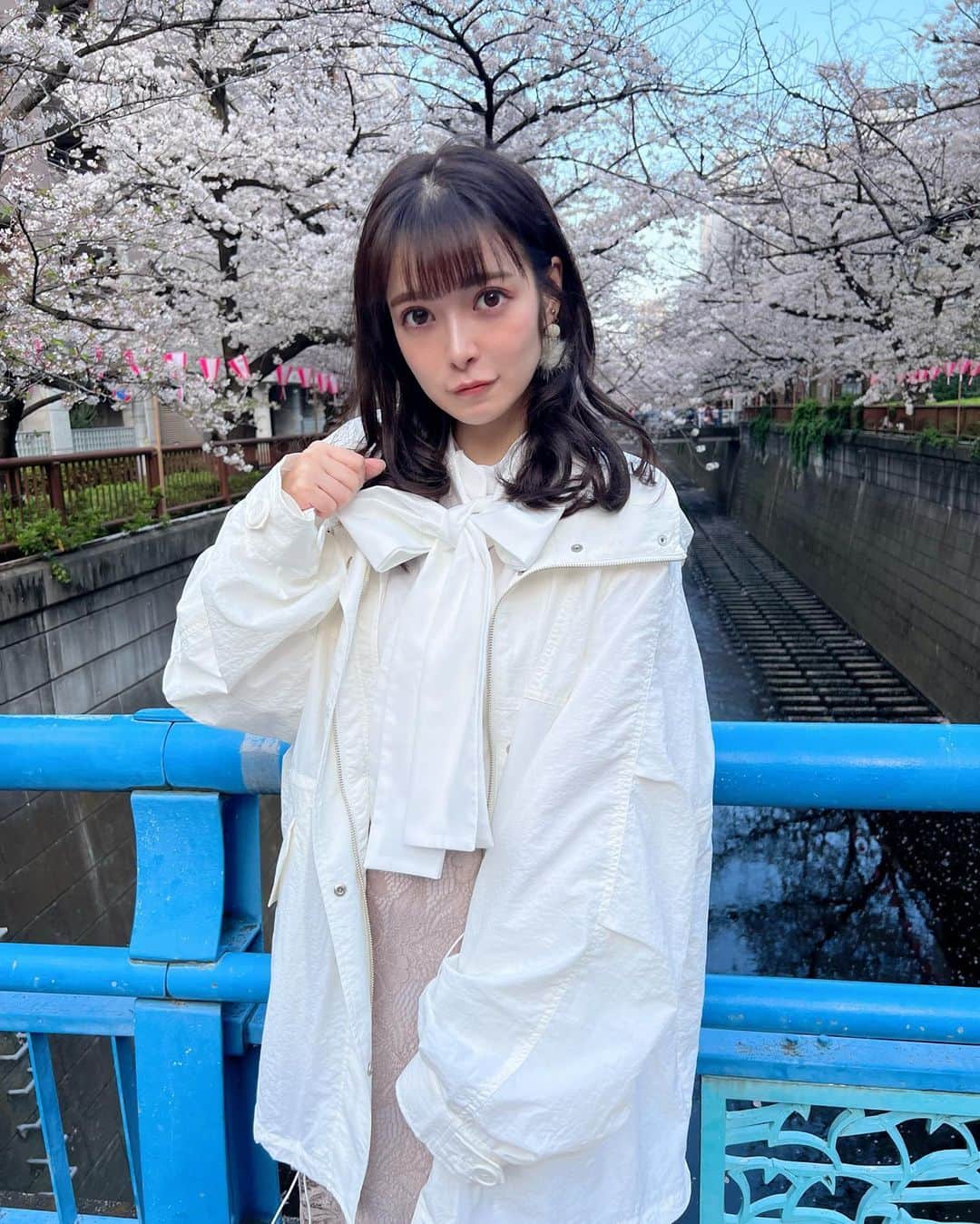 明石ゆいなさんのインスタグラム写真 - (明石ゆいなInstagram)「桜の女王🌸  中目黒の桜きれいだなあ〜  歳とるごとに、どんどんお花が好きになっていくのはなぜだろう  outer 🐥 @chico__official___  tops 🐥　@niceclaup_official_  skirt 🐥　@classicalelf_official   全部ZOZOTOWNさんで頼んだよ 携帯ポチポチしたらすぐ届いて引きこもりちゃんにはありがたかったϵ( 'Θ' )϶  最新おしゃ情報がたくさん載ってるので　@zozotown_girl さんをチェケラしてみてネ  初回なら2000円OFFクーポンも使えるらしい 2000円大事だよ、 優雅ランチできるもんね☝️  #pr #ZOZOTOWN #ZOZOTOWN購入品　#ZOZO活　#ナイロンアウター　#リボンブラウス」3月30日 20時33分 - cosmo_meropon