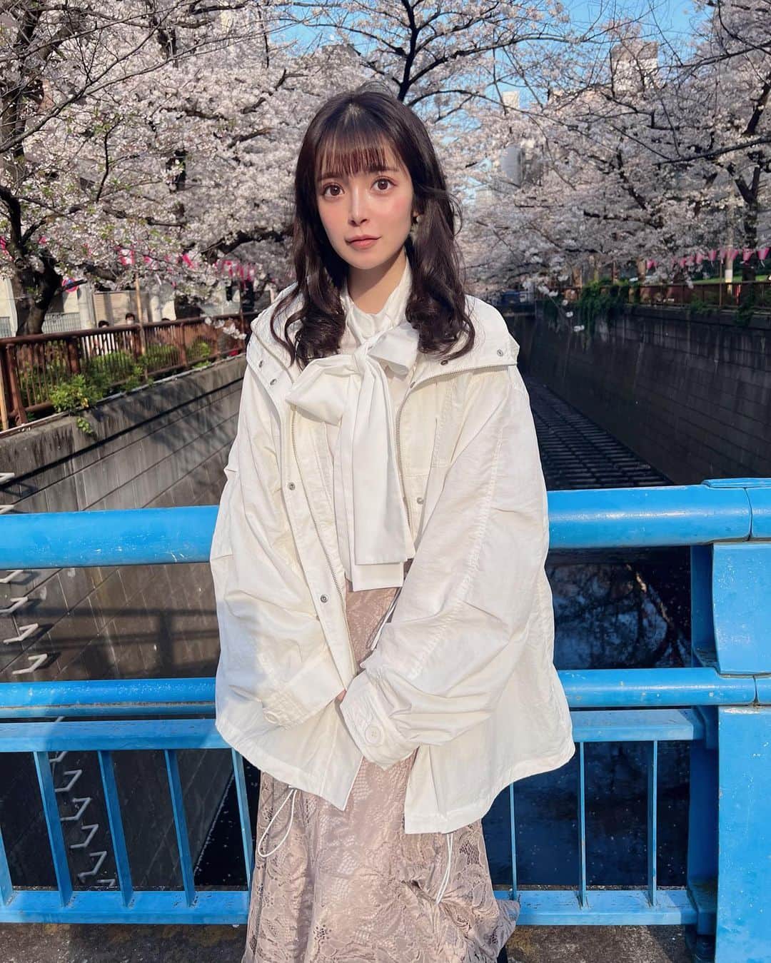 明石ゆいなさんのインスタグラム写真 - (明石ゆいなInstagram)「桜の女王🌸  中目黒の桜きれいだなあ〜  歳とるごとに、どんどんお花が好きになっていくのはなぜだろう  outer 🐥 @chico__official___  tops 🐥　@niceclaup_official_  skirt 🐥　@classicalelf_official   全部ZOZOTOWNさんで頼んだよ 携帯ポチポチしたらすぐ届いて引きこもりちゃんにはありがたかったϵ( 'Θ' )϶  最新おしゃ情報がたくさん載ってるので　@zozotown_girl さんをチェケラしてみてネ  初回なら2000円OFFクーポンも使えるらしい 2000円大事だよ、 優雅ランチできるもんね☝️  #pr #ZOZOTOWN #ZOZOTOWN購入品　#ZOZO活　#ナイロンアウター　#リボンブラウス」3月30日 20時33分 - cosmo_meropon