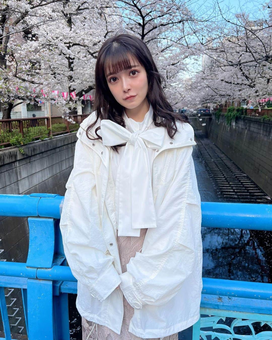 のインスタグラム：「桜の女王🌸  中目黒の桜きれいだなあ〜  歳とるごとに、どんどんお花が好きになっていくのはなぜだろう  outer 🐥 @chico__official___  tops 🐥　@niceclaup_official_  skirt 🐥　@classicalelf_official   全部ZOZOTOWNさんで頼んだよ 携帯ポチポチしたらすぐ届いて引きこもりちゃんにはありがたかったϵ( 'Θ' )϶  最新おしゃ情報がたくさん載ってるので　@zozotown_girl さんをチェケラしてみてネ  初回なら2000円OFFクーポンも使えるらしい 2000円大事だよ、 優雅ランチできるもんね☝️  #pr #ZOZOTOWN #ZOZOTOWN購入品　#ZOZO活　#ナイロンアウター　#リボンブラウス」