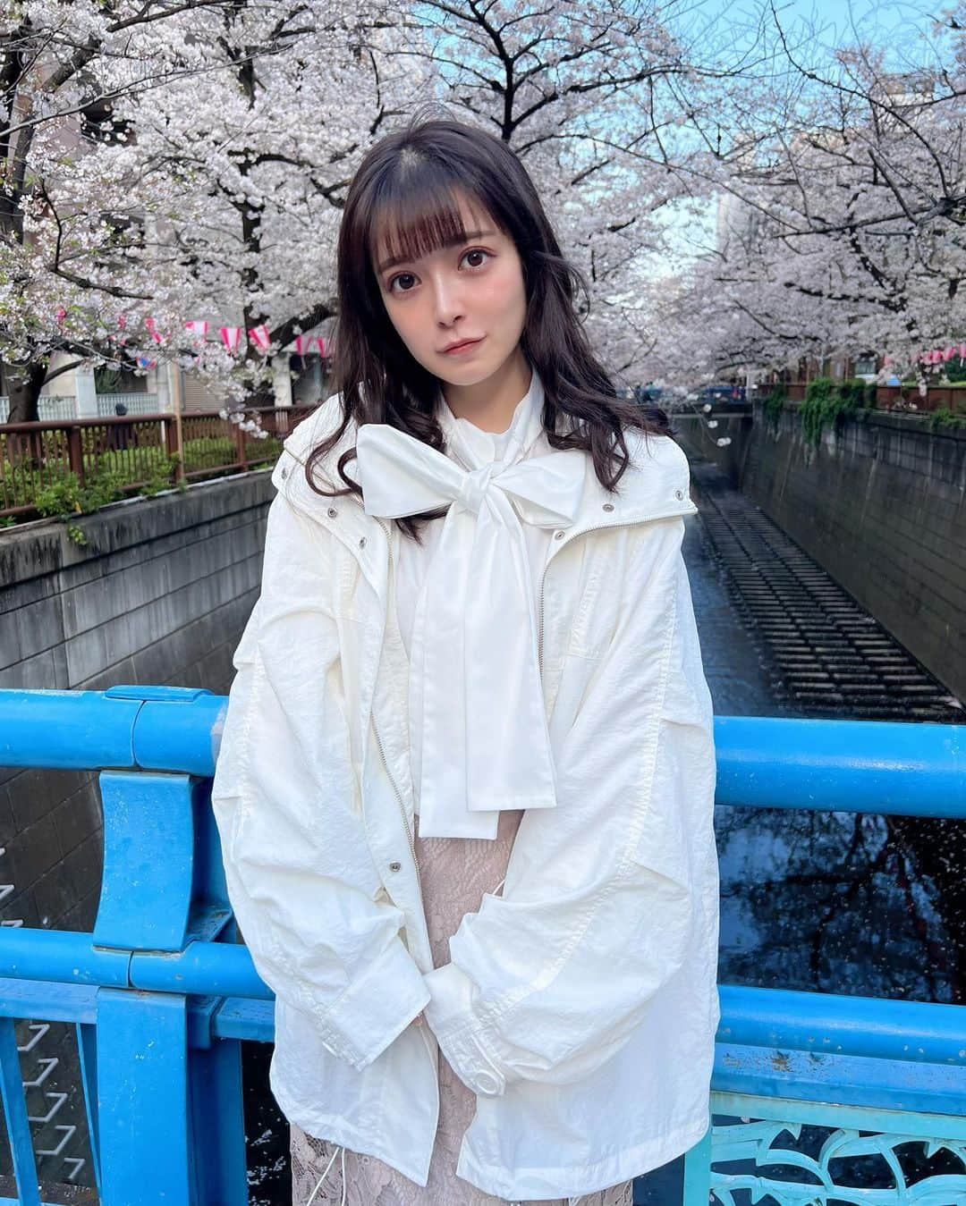 明石ゆいなのインスタグラム：「桜の女王🌸  中目黒の桜きれいだなあ〜  歳とるごとに、どんどんお花が好きになっていくのはなぜだろう  outer 🐥 @chico__official___  tops 🐥　@niceclaup_official_  skirt 🐥　@classicalelf_official   全部ZOZOTOWNさんで頼んだよ 携帯ポチポチしたらすぐ届いて引きこもりちゃんにはありがたかったϵ( 'Θ' )϶  最新おしゃ情報がたくさん載ってるので　@zozotown_girl さんをチェケラしてみてネ  初回なら2000円OFFクーポンも使えるらしい 2000円大事だよ、 優雅ランチできるもんね☝️  #pr #ZOZOTOWN #ZOZOTOWN購入品　#ZOZO活　#ナイロンアウター　#リボンブラウス」