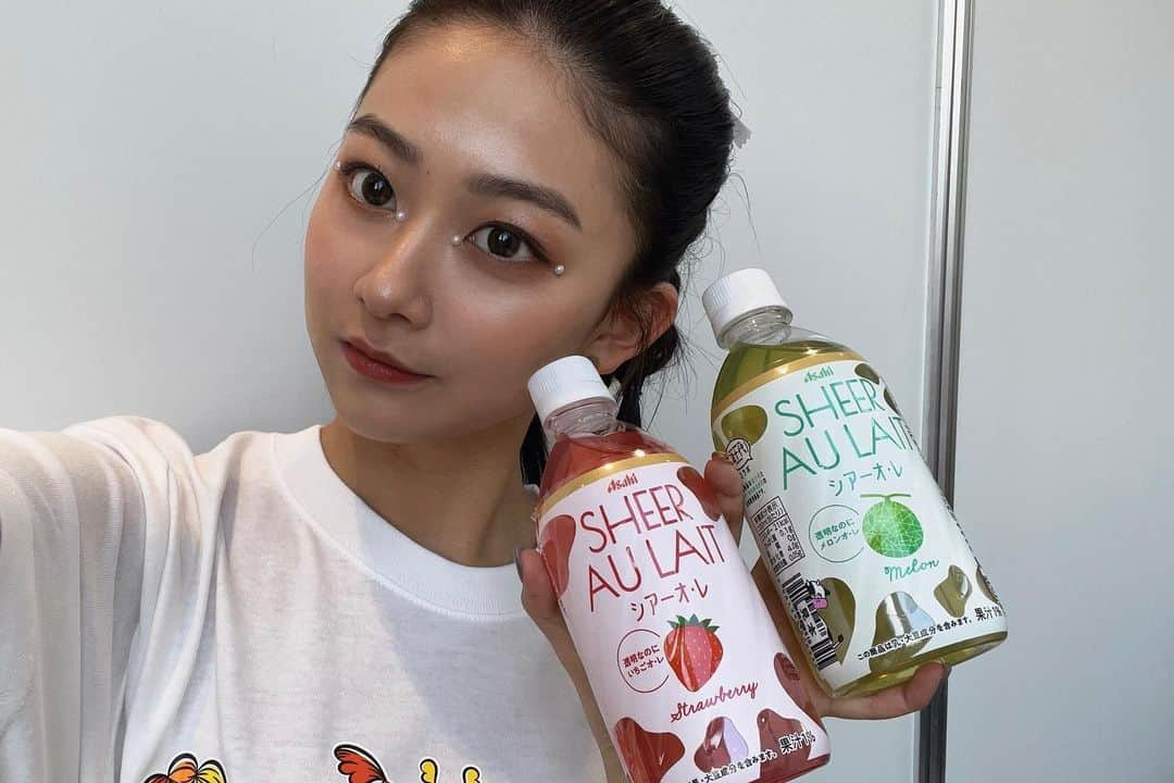 水戸由菜さんのインスタグラム写真 - (水戸由菜Instagram)「・ 【情報解禁】 本日超十代のステージにて半年以上かけて進めて来た大型企画が遂に情報解禁👏🏻👏🏻  今回私たち超十代メンバー4人とセブン-イレブンさん、アサヒ飲料さんとの共同開発で新しい商品を発売することが決定^^  商品名は『シアーオ・レ』、味はメロンとストロベリーの２種類🍈🍓 何度も打ち合わせを重ねて商品名やデザイン、味などを決めてやっと完成してみんなにお知らせできた！ほんとに美味しいよ😋  発売日は2023年5月23日(火)より全国のセブン-イレブン限定にて発売です！ 発売日まで今までのオフショットや詳細もお伝えしていくから待っててね😉💚   #シアーオレ  #アサヒ飲料  #セブンイレブン  #超十代」3月30日 20時38分 - yuna_3047