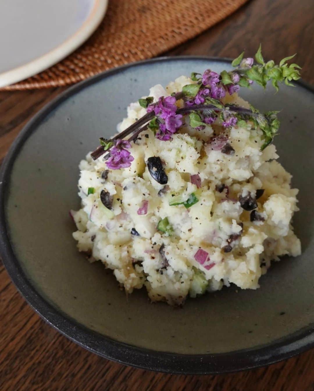 小嶋梨奈のインスタグラム：「最近の副菜 外食をヒントに料理がたのしいこの頃🍵 夫は酒飲みさんなので夜はアテ系  、 鯛の昆布締め簡単でお店感、◎◎ #副菜 #おつまみ」