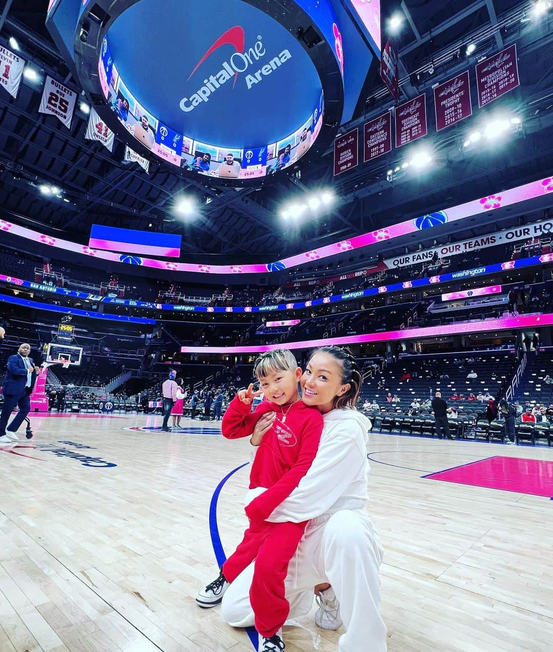 Nazukiのインスタグラム：「🏀NBA ワシントンD.C.🏀  2023.3.24  親子でNBAのハーフタイムSHOWに出演できた事、ほんとに一生の思い出です✨  5歳の男の子だけど、今回、レンのやる気度もだいぶ変わり、自主練習までするようになって、成長を感じました🥹  ありがと✨👍  コートの上での貴重な1枚❤️  #nba #washington #washingtonwizards #ameriba #dance #halftime #dancer #ダンス　#振り付け #coreography」