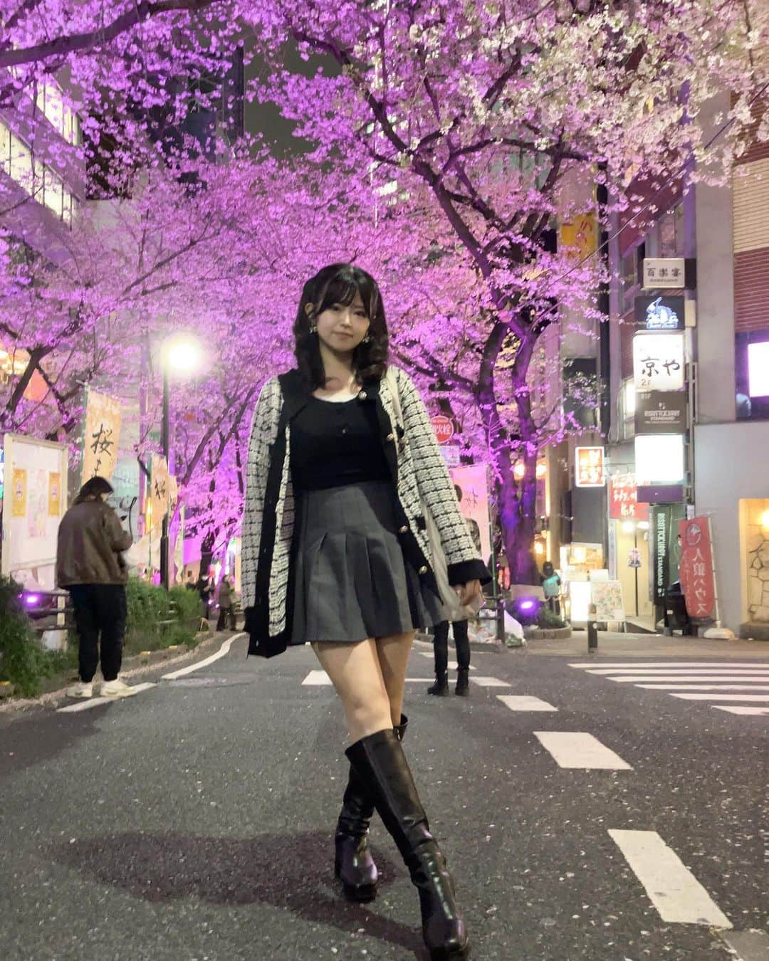 白石かえでさんのインスタグラム写真 - (白石かえでInstagram)「🌙🌸  #渋谷　#渋谷桜　#桜丘町　#夜桜 #shibuya  #시부야 #시부야벚꽃　#벚꽃」3月30日 20時40分 - kaepyon.s