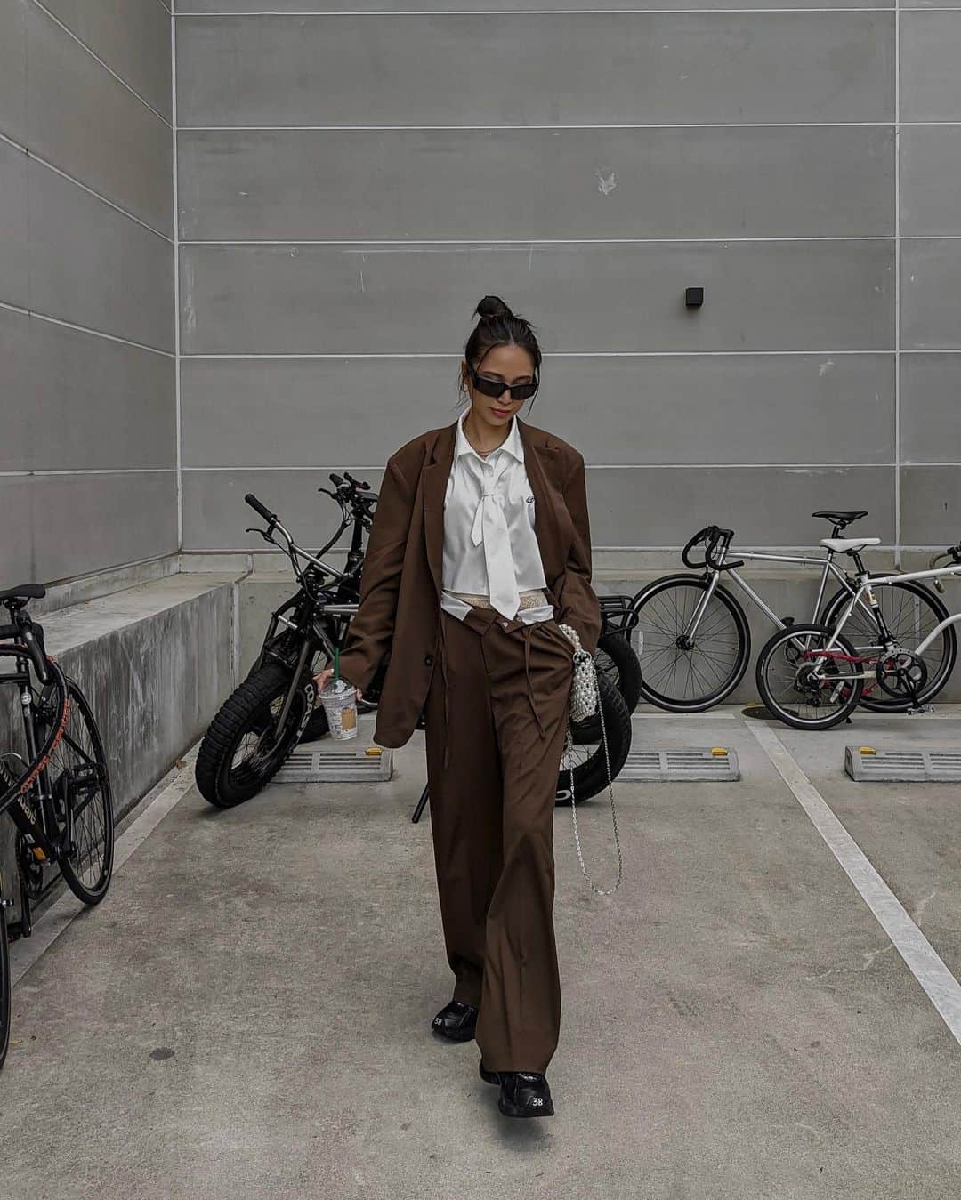 宮川由衣子さんのインスタグラム写真 - (宮川由衣子Instagram)「. ジャケットのsetupって アルソックみたいだって思うんだ🤔 だって困った時は頼るでしょ？ すぐ頼るでしょ？ そんな感じで困った時のsetup💟 ホームセキュリティーのsetup🫶 #どさくさに紛れてそれは絶対に違う  . #fashion #outfit #ootd #aclent #setup」3月30日 20時40分 - yuiko_miyagawa