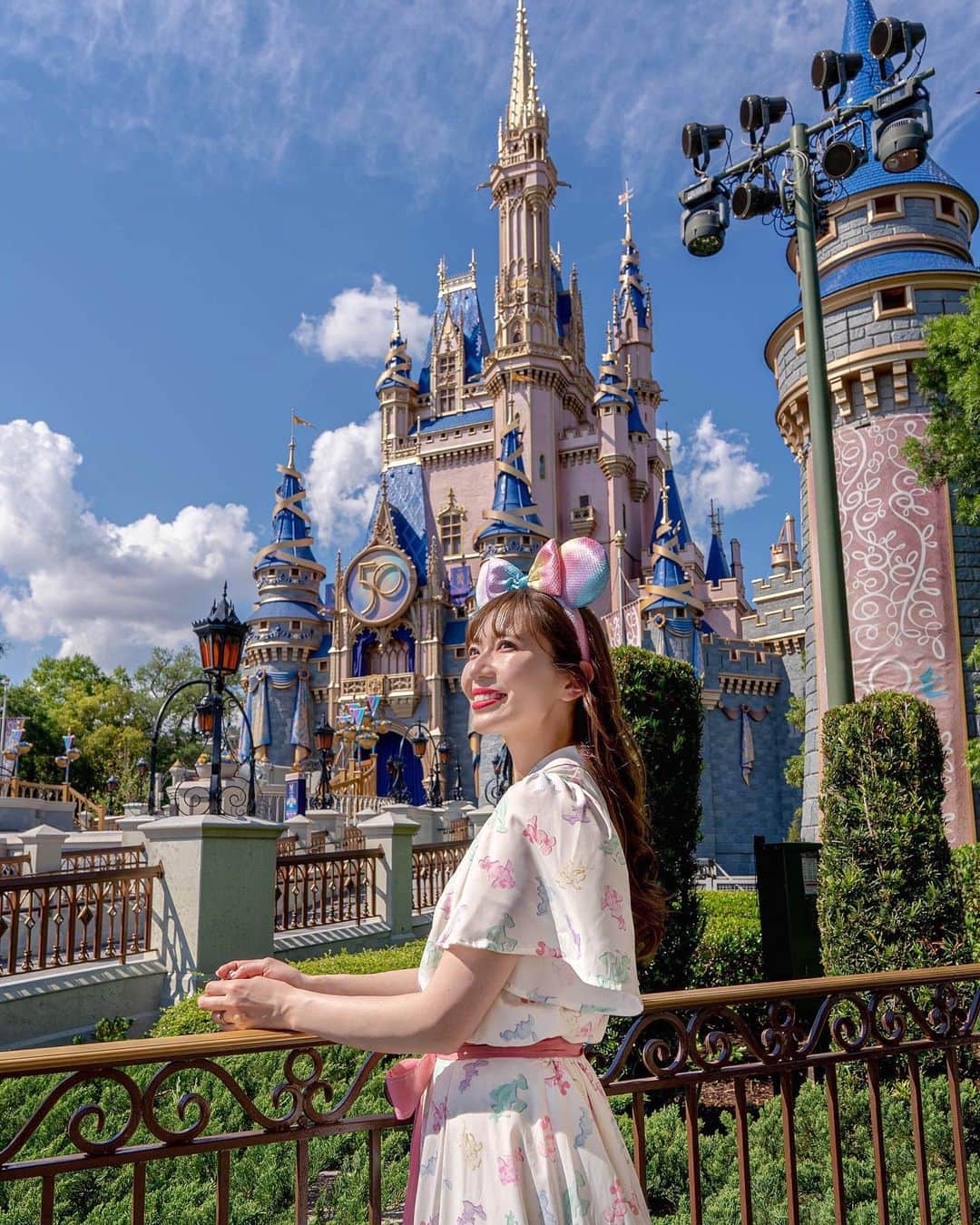 あいにゃんさんのインスタグラム写真 - (あいにゃんInstagram)「ハネムーン旅行にWalt Disney World🌍🐭🇺🇸に 来てますっ！！！･ﾟ･(ﾉД`;)･ﾟ･ 💗💕💗💕  滑り込み50周年！！🏰🎉✨✨✨ ギリギリ間に合いました😭💗💕  絵に描いたような青空とハッピーMAXなお城が 素敵すぎて見るだけでうるうる🥹💗💕✨✨✨ パワー溢れすぎて拝んでしまいました🙏🌈  ハネムーン旅行中も色々SNSアップするので、 よかったら見に来てね🫶🏻💗💕 海外からもみんなと繋がっていたいの←寂しがりや。笑  #ウォルトディズニーワールド#マジックキングダム#ディズニーコーデ#ディズニー#新婚旅行#ハネムーン旅行#wdw#wdw50#waltdisneyworld#magickingdom#disneybound」3月30日 20時42分 - ainyan_0302