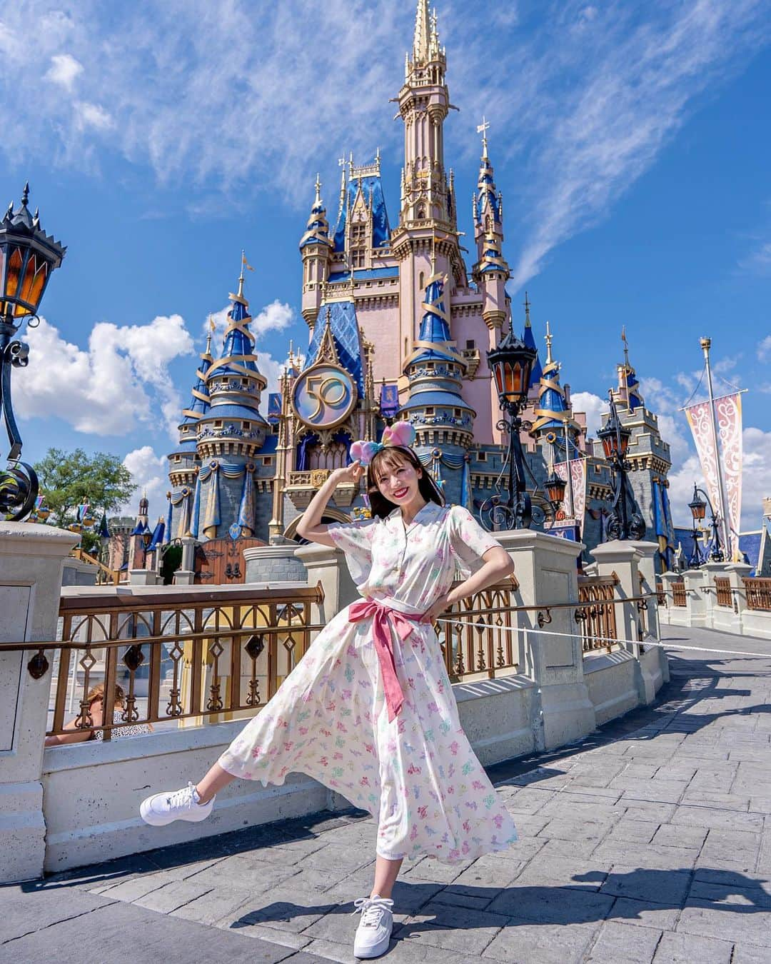 あいにゃんのインスタグラム：「ハネムーン旅行にWalt Disney World🌍🐭🇺🇸に 来てますっ！！！･ﾟ･(ﾉД`;)･ﾟ･ 💗💕💗💕  滑り込み50周年！！🏰🎉✨✨✨ ギリギリ間に合いました😭💗💕  絵に描いたような青空とハッピーMAXなお城が 素敵すぎて見るだけでうるうる🥹💗💕✨✨✨ パワー溢れすぎて拝んでしまいました🙏🌈  ハネムーン旅行中も色々SNSアップするので、 よかったら見に来てね🫶🏻💗💕 海外からもみんなと繋がっていたいの←寂しがりや。笑  #ウォルトディズニーワールド#マジックキングダム#ディズニーコーデ#ディズニー#新婚旅行#ハネムーン旅行#wdw#wdw50#waltdisneyworld#magickingdom#disneybound」