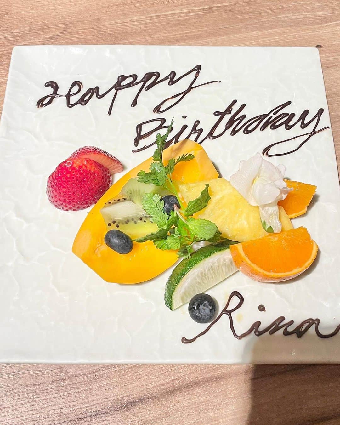 藤崎里菜さんのインスタグラム写真 - (藤崎里菜Instagram)「昨日はさよさん @sayo_hayakawa と ご飯に行く約束をしてたんだけど、 まさかのサプライズで 誕生日をお祝いしてもらいました！🎂✨  自分の顔写真入りのケーキが出て来た時 嬉しすぎて叫んだw  誕生日は一週間後なので めちゃくちゃ油断してました…！  いつも仲良くしてくれて、 優しくて楽しくて大好きなさよさん💕  本当にありがとうございます🥹💖  素敵なプレゼントもいただいたので、 それは次の投稿に載せる✧‧˚  #誕生日 #誕生日サプライズ #4月7日生まれ」3月30日 20時42分 - rina_fujisaki