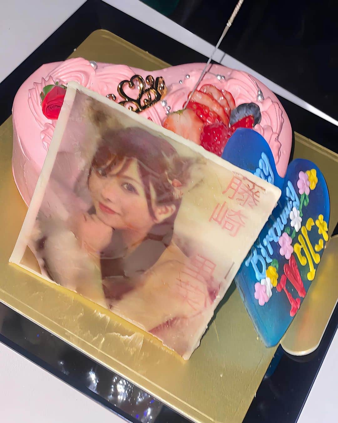 藤崎里菜のインスタグラム：「昨日はさよさん @sayo_hayakawa と ご飯に行く約束をしてたんだけど、 まさかのサプライズで 誕生日をお祝いしてもらいました！🎂✨  自分の顔写真入りのケーキが出て来た時 嬉しすぎて叫んだw  誕生日は一週間後なので めちゃくちゃ油断してました…！  いつも仲良くしてくれて、 優しくて楽しくて大好きなさよさん💕  本当にありがとうございます🥹💖  素敵なプレゼントもいただいたので、 それは次の投稿に載せる✧‧˚  #誕生日 #誕生日サプライズ #4月7日生まれ」