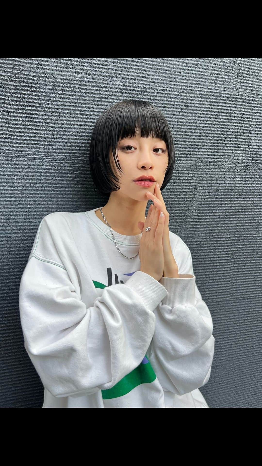 る鹿のインスタグラム：「Face layer ✂︎ @luluxinggg   髪を切るようになって4年 いつも任せてくれてありがとう😌🤝  #顔まわりカット　#ウルフカット　#マッシュカット　#マッシュウルフ　#顔まわりレイヤー 　#マッシュボブ　#レイヤーボブ」
