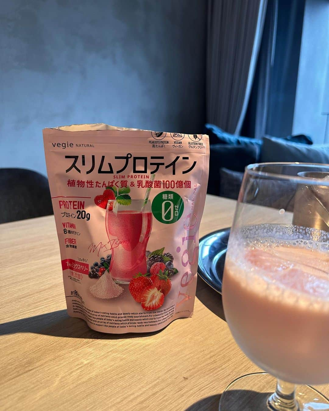 上原歩さんのインスタグラム写真 - (上原歩Instagram)「🥛🍓  定期的に取り入れる美容のひとつがプロテイン  運動をしていない人は飲まないと思われがちですが、プロテインは美容ドリンクとしてもおすすめのアイテムです。  タンパク質は髪・肌・爪・以外にも あらゆる細胞を作るのに欠かせない栄養素  スリムプロテインはえんどう豆由来のプロテインでアレルギー物質を含んでおらず 1杯でたんぱく質20g 42種類の野菜、8種のビタミン、⾷物繊維までしっかり摂ることができます🥗  動物性原料不使用・⼈⼯⽢味料・防腐剤・保存料・合成着⾊料・酸化防⽌剤も不使⽤  ビターカカオ味は糖質ゼロ ミックスベリー味は糖類ゼロ そしてとっても美味しい @vegie_jp  置き換えにもおやつにも朝の一杯にも ぜひ取り入れたい美容ルーティンです🍒  __________________________________________________  #pr#vegie#スリムプロテイン#野菜不足 #置き換えダイエット#ダイエット #糖質ゼロ#プロテイン#美容プロテイン #ピープロテイン#植物性プロテイン」3月30日 20時52分 - ayumiuehara