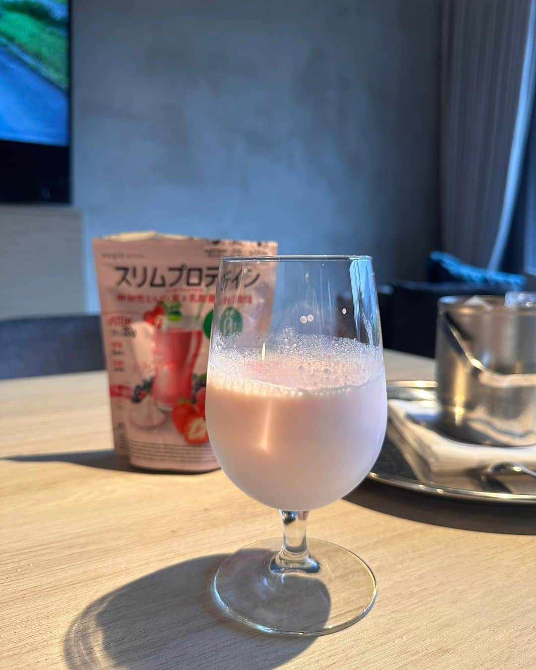 上原歩さんのインスタグラム写真 - (上原歩Instagram)「🥛🍓  定期的に取り入れる美容のひとつがプロテイン  運動をしていない人は飲まないと思われがちですが、プロテインは美容ドリンクとしてもおすすめのアイテムです。  タンパク質は髪・肌・爪・以外にも あらゆる細胞を作るのに欠かせない栄養素  スリムプロテインはえんどう豆由来のプロテインでアレルギー物質を含んでおらず 1杯でたんぱく質20g 42種類の野菜、8種のビタミン、⾷物繊維までしっかり摂ることができます🥗  動物性原料不使用・⼈⼯⽢味料・防腐剤・保存料・合成着⾊料・酸化防⽌剤も不使⽤  ビターカカオ味は糖質ゼロ ミックスベリー味は糖類ゼロ そしてとっても美味しい @vegie_jp  置き換えにもおやつにも朝の一杯にも ぜひ取り入れたい美容ルーティンです🍒  __________________________________________________  #pr#vegie#スリムプロテイン#野菜不足 #置き換えダイエット#ダイエット #糖質ゼロ#プロテイン#美容プロテイン #ピープロテイン#植物性プロテイン」3月30日 20時52分 - ayumiuehara