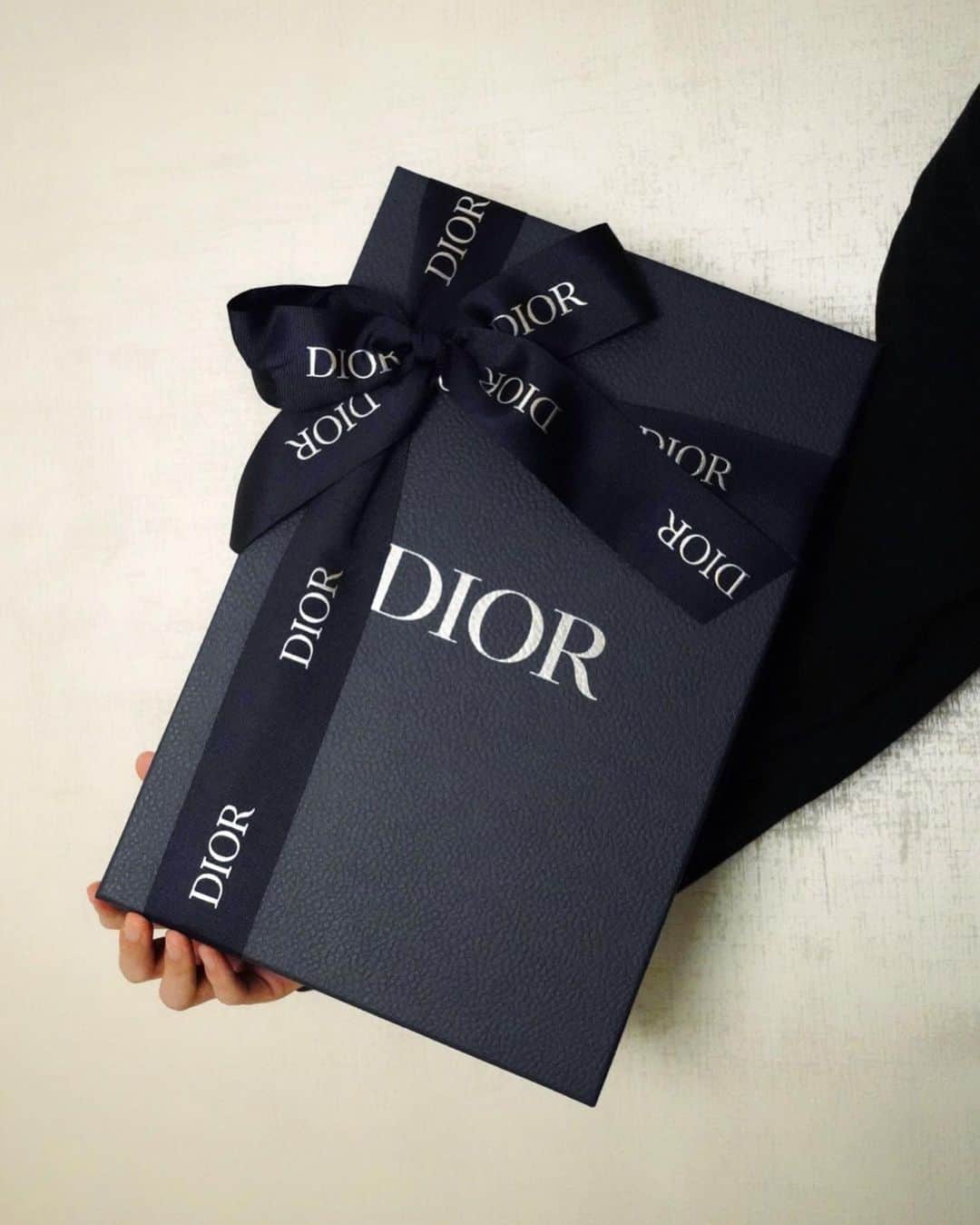 桜田通さんのインスタグラム写真 - (桜田通Instagram)「DIOR × ERL  2023年の干支、うさぎニット🐇 黒ではなく、たまには白も🤍  これ着ていたら、柔らかい人物に見えますか？ クールドジ男子のみんなにも会う前はクールで静かそうなイメージと言われてました🥸 今はそんなのは仮初の姿だということがバレてしまいましたが🥸 みんなといると楽しくてうるさくなってしまいます🫶  @dior #DIOR #DiorERL」3月30日 20時47分 - dorisakurada