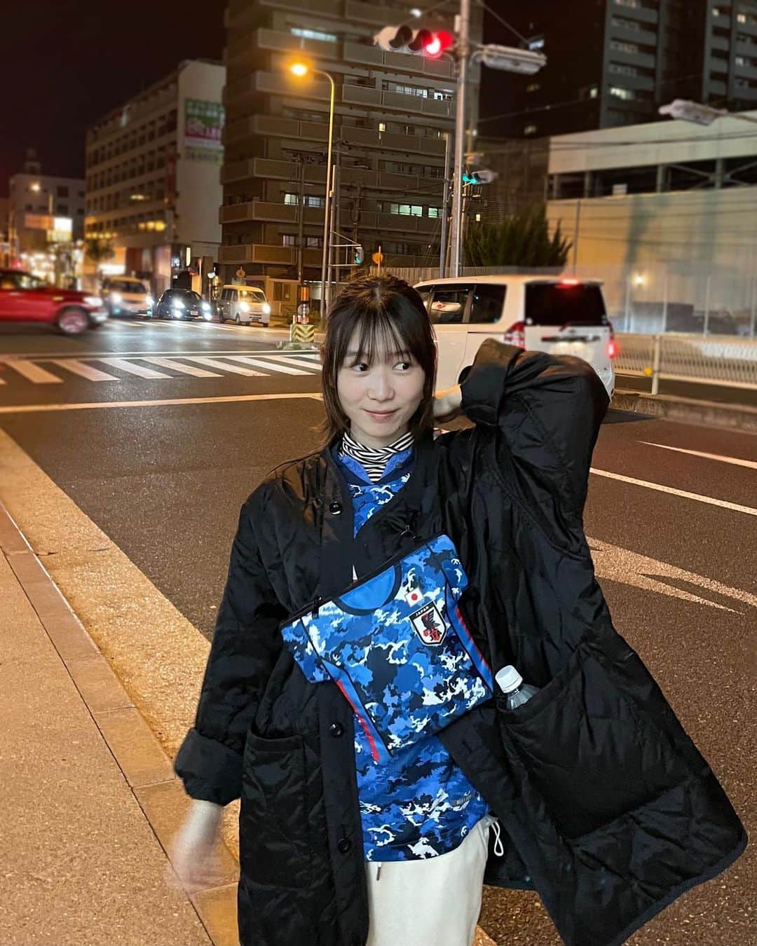 岡本夏美さんのインスタグラム写真 - (岡本夏美Instagram)「⚽️🏟🌸  このユニフォーム型バッグとっても、かわいいでしょ、😌いとこ達から去年誕生日にもらったのですよ~☺︎」3月30日 20時48分 - okamoto_natsumi