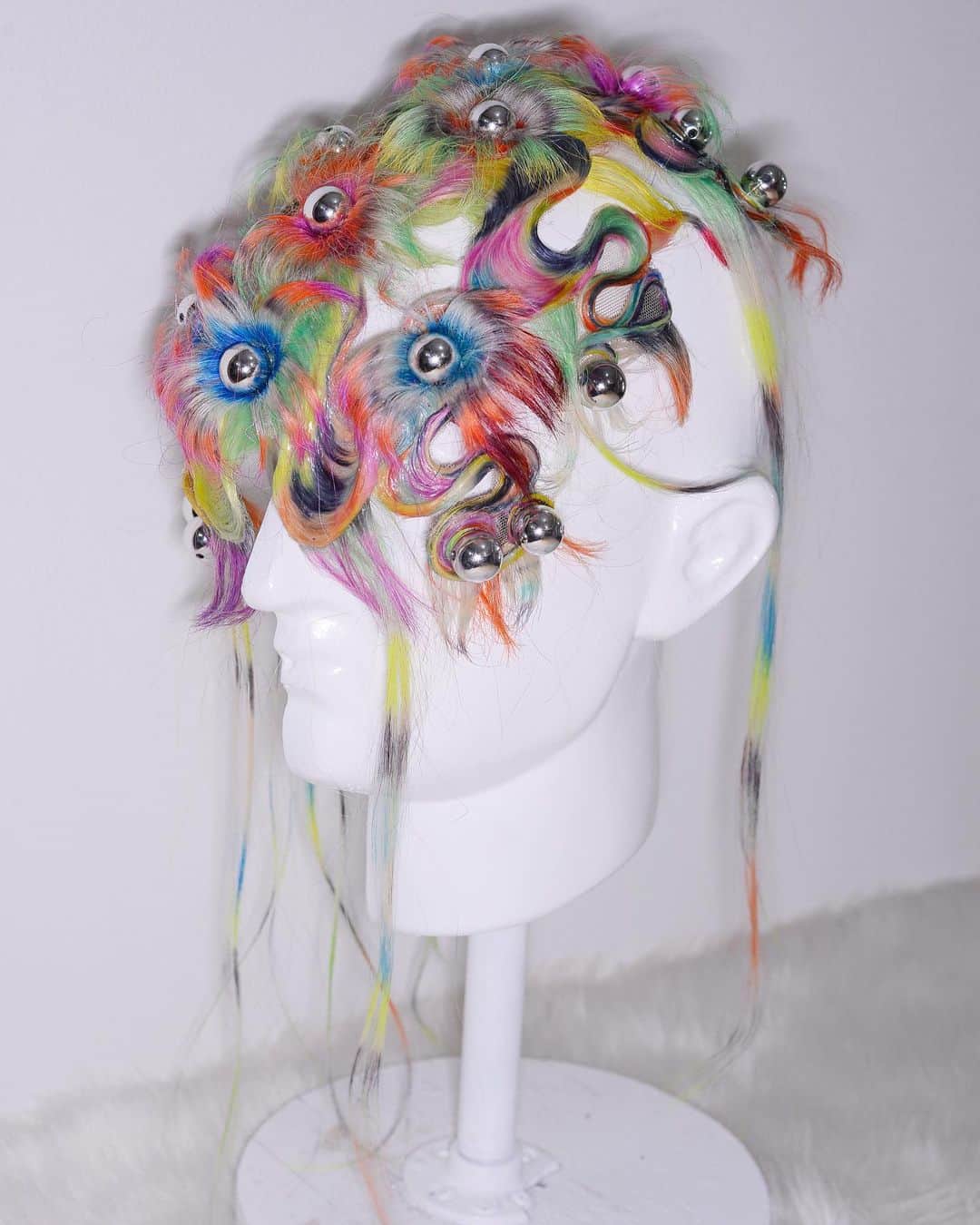 河野富広さんのインスタグラム写真 - (河野富広Instagram)「Fancy Creatures exclusively made for @bjork Kobe concert .   I got inspired by Drosera it’s type of carnivorous plant .  I have them in my Paludarium tank . They catch little fly so my plants tank is always clean .  Also one of my favorite film naussicaa  of the valley if the wind .  This creature has these elements. Tomorrow will be last concert 🎶 I’m so excited 😆  #tomikonowig#tomihirokono#konomad#björk」3月30日 20時48分 - tomikono_wig