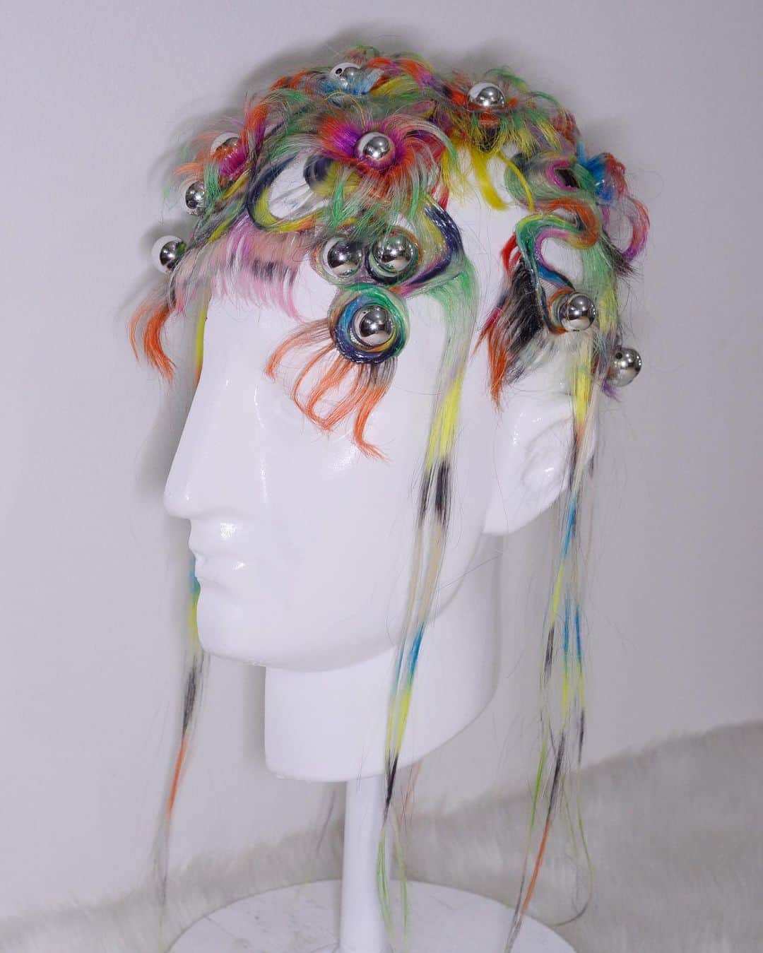 河野富広さんのインスタグラム写真 - (河野富広Instagram)「Fancy Creatures exclusively made for @bjork Kobe concert .   I got inspired by Drosera it’s type of carnivorous plant .  I have them in my Paludarium tank . They catch little fly so my plants tank is always clean .  Also one of my favorite film naussicaa  of the valley if the wind .  This creature has these elements. Tomorrow will be last concert 🎶 I’m so excited 😆  #tomikonowig#tomihirokono#konomad#björk」3月30日 20時48分 - tomikono_wig