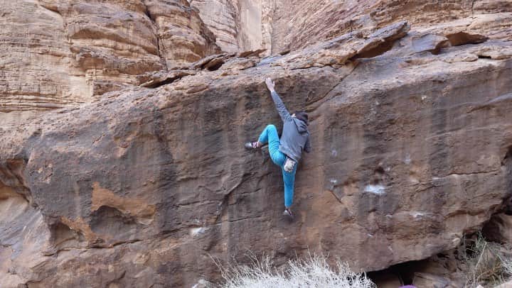 のインスタグラム：「岩が脆くてこのハイヒールは結構怖かった🥶 ・ @patagoniajp @patagonia_climb #climbing #climblikeagirl #bouldering #クライミング #ボルダリング #Jordan #jordanclimbing #jordanbouldering」