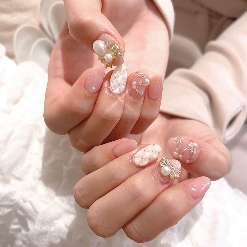 鈴木瞳美のインスタグラム：「❤︎  明日の4周年コンサートに向けて おにゅうのネイル💭🎀  キラキラにしていただきました！👼🏻ﾞ」
