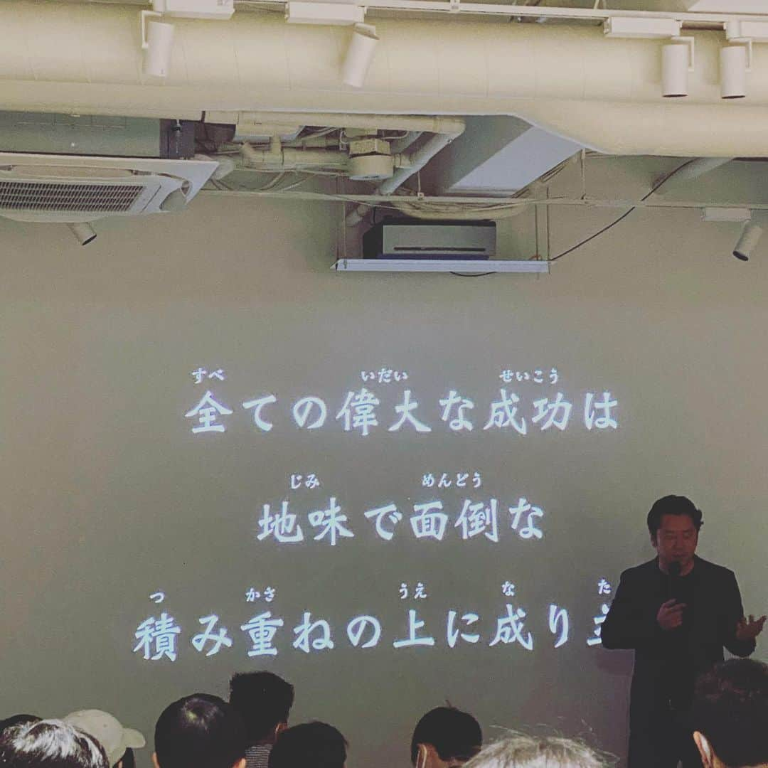 浜島直子さんのインスタグラム写真 - (浜島直子Instagram)「いやはや、すごいものを見せてもらいました。 @tanqgakusha_mitaka   こりゃ子供が夢中になるわけだ。 だって、大人が本気で夢中になって白熱してるんだからさ✨  2日間の探究スペシャルに毎回参加してみて思うのは、 ただ単に知識を教えてもらうだけではなく、 その『偉人たちの努力』『努力そのものの尊さ』そもそも『なぜ、それをやろうと思ったか？』など、 その偉業の背景にあるストーリーと温度も教えてもらえること。  そして毎回、帰り道はふくふくの気持ちで「面白かったねぇ」と息子と話しながら、手を繋いで帰るのも楽しみのひとつなのです♥️ ・ #探究学舎 #宇宙編 #2日間 #探究スペシャル #やっちゃん #宝槻泰伸  #今回は授業の後に持ち寄りの懇親会もあり #参加した保護者同志の井戸端会議が #最高に楽しかった🤣 #ありがとうございます」3月30日 20時56分 - hamaji_0912