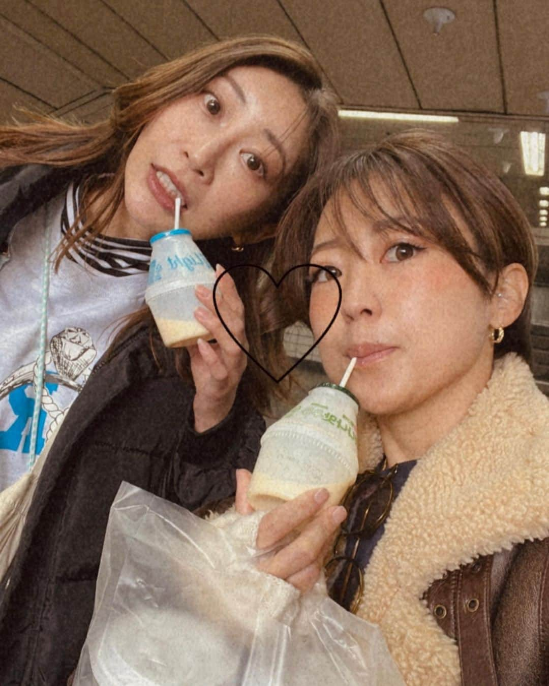 佐々木志織のインスタグラム：「👭 .  踏十里駅（#답십리역 )でプラプラ  たぶん観光客が来る街じゃなさそうだから、静かだし空いてて、色んな意味で良さがそのままある場所で、来る予定の駅じゃなかったけど来れて良かった😌  道の真ん中にあるバス停が韓ドラっぽくてウキウキ🐰♬  23.03.01  .  #friends #smile #instagood #life #popularpic #likeforlike #cute #happy #girl #fashion #instalike #followme #nature #picoftheday #likeme #instamood #photooftheday #selfie #instadaily #trip#korea#韓国ファッション#韓国好きと繋がりたい#韓国女子#韓流 #韓国旅行情報」