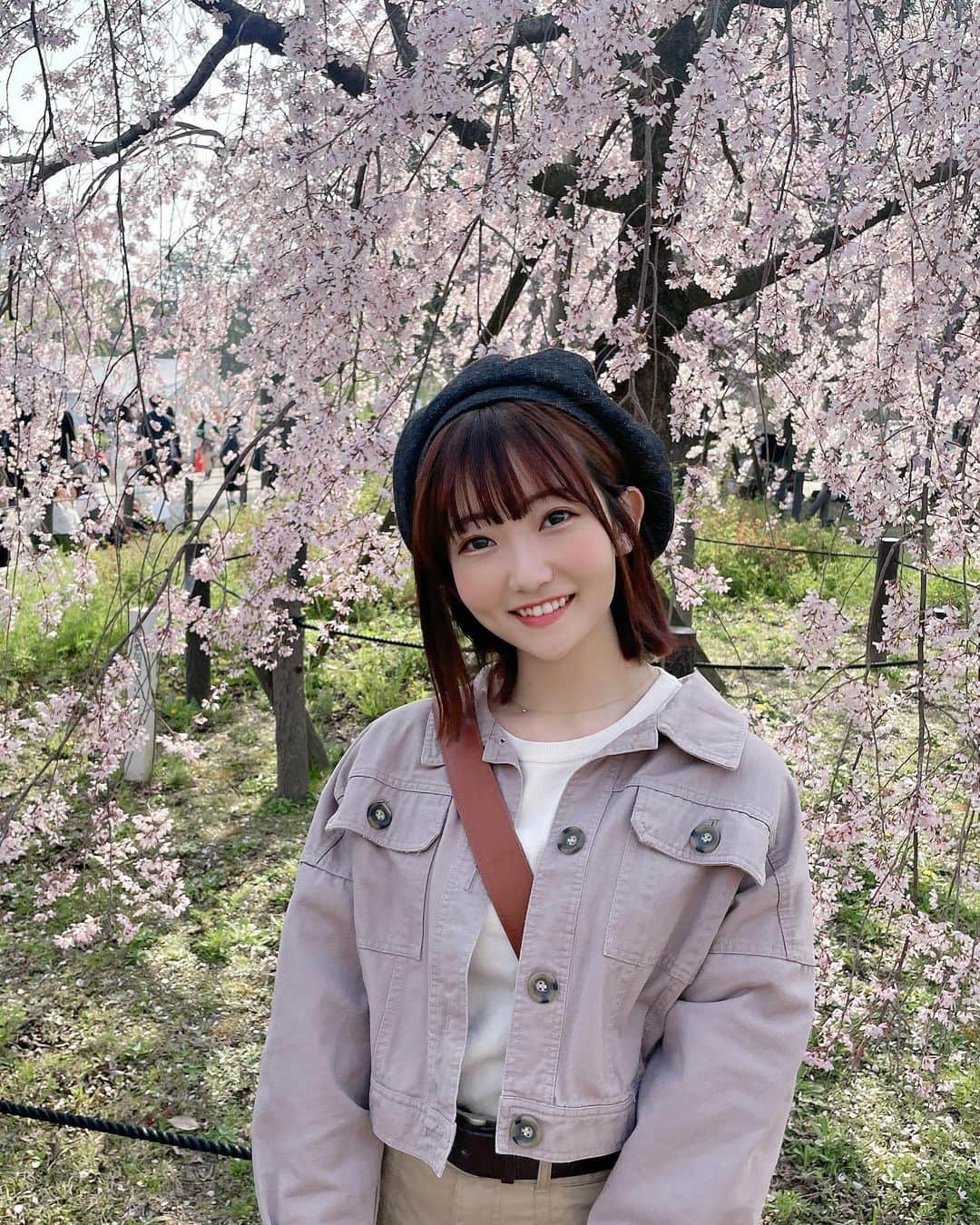 夏川愛実のインスタグラム：「⁡ ⁡ ⁡ お花見できた🌸🌸🌸 ⁡ #お花見#鶴舞公園#桜#公園#お花見コーデ #ピンクコーデ#ベレー帽#niceclaup#10円パン  #ボブ#ボブアレンジ#ショートヘア#ヘアカラー#暖色カラー #ヘアアレンジ#外ハネアレンジ#外ハネ#春コーデ #148cm#f4f#いいね返し#l4l#フォロバ ⁡ ⁡ ⁡ ⁡」