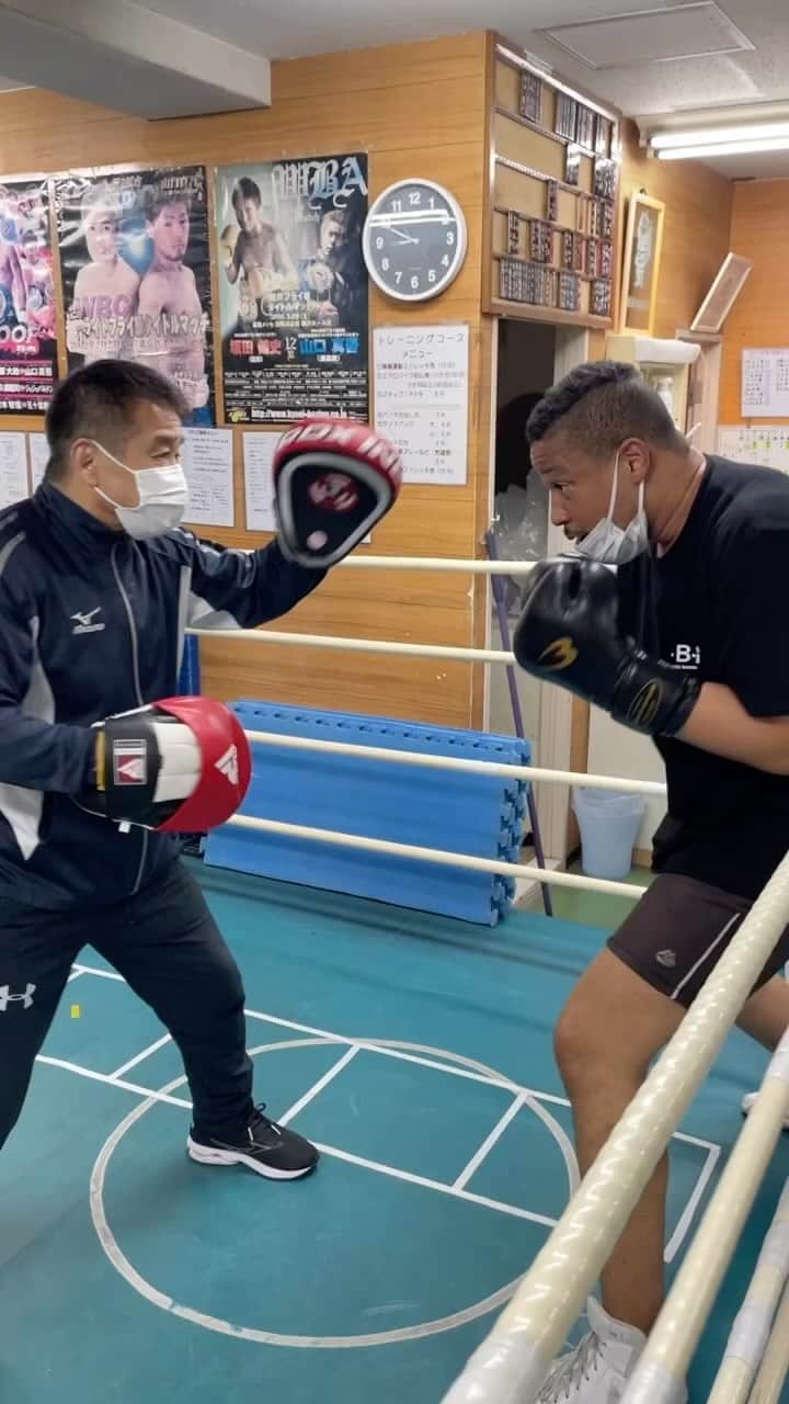 のインスタグラム：「ヘビー級　慶君　ミット  #渡嘉敷ボクシングジム #boxing #boxer #イヘグロ慶」
