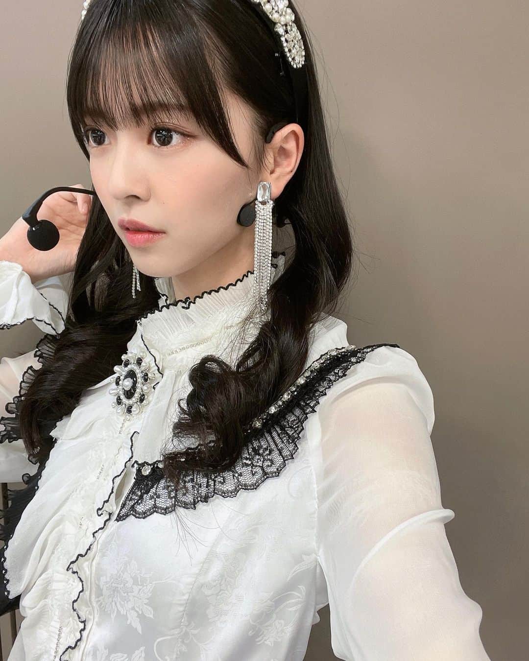 桜田彩叶のインスタグラム：「3/28（火） #TBS さんにて  #PLAYLIST に出演させて頂きました。 人生初めての歌番組出演です！  #Done フルサイズTV初披露でした！ 見てくださった皆さんありがとうございました 🤍  もっと頑張ります！！  衣装はちっひーさんのを着させて頂きました ⛓どうですか？？   #アイドル  #アイドル衣装  #nmb48  #done #カチューシャ  #ブラウス」
