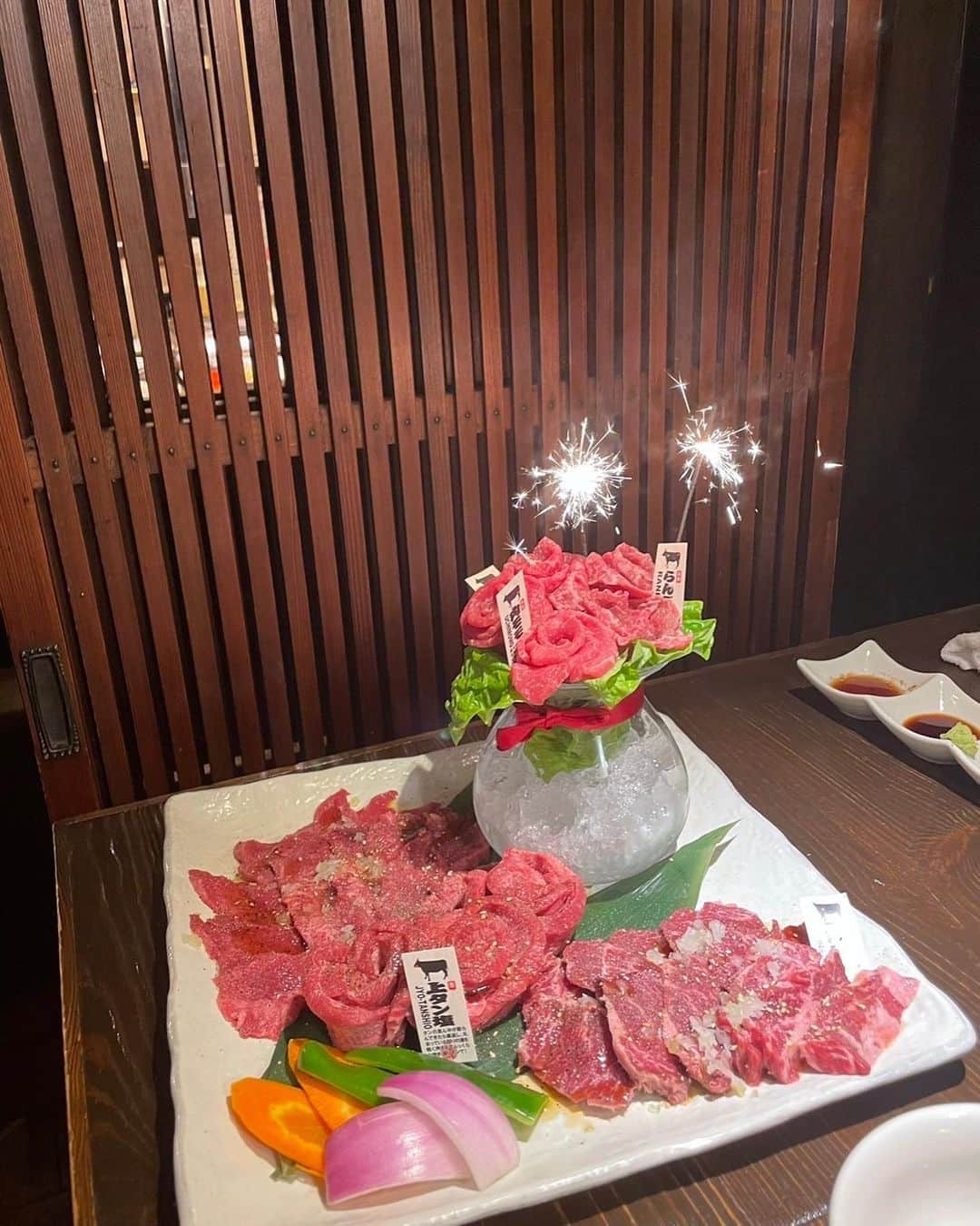 森みはるのインスタグラム：「わりと前のだけど、、！ 写真集チームのスタッフさん達がご飯に連れて行ってくださったときの！💗 お肉の花束！！💐嬉しかった〜〜  いつも優しくて楽しいチームでだいすき！！！！ また一緒にお仕事できますように！🤍」