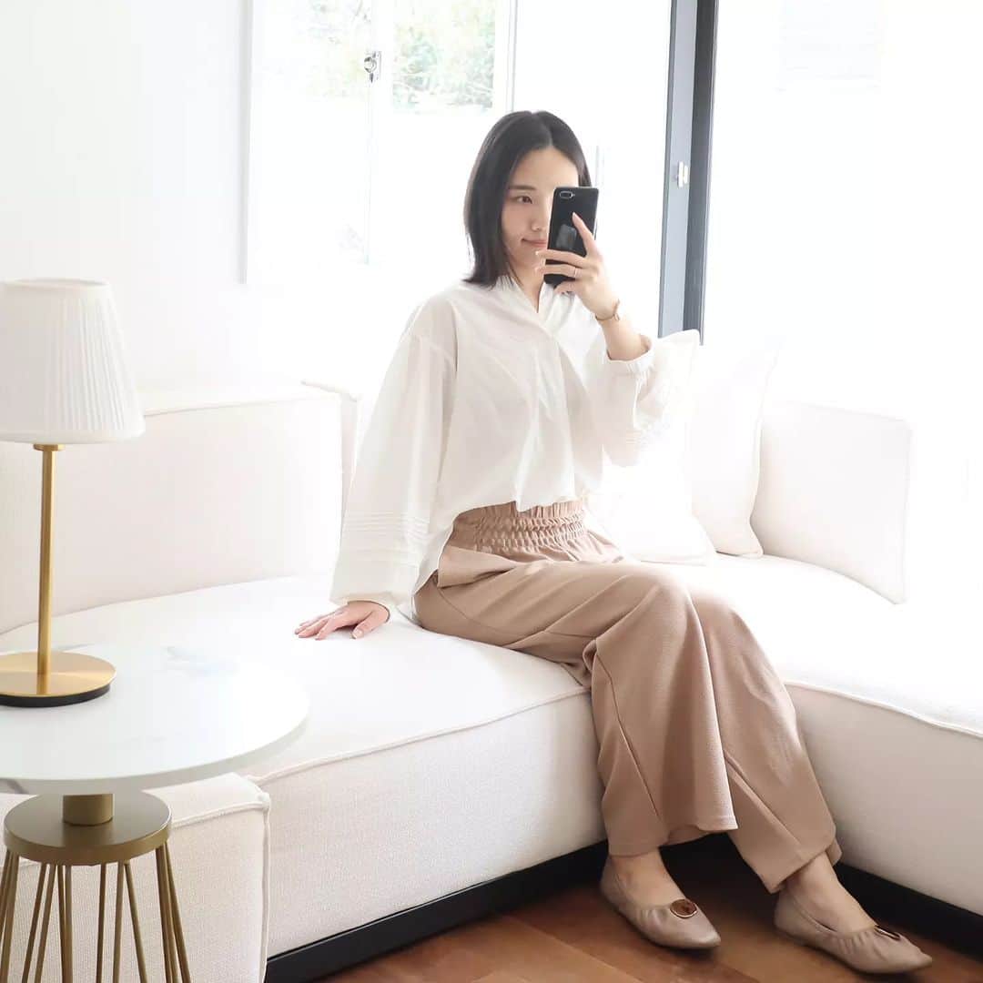 Eri Satoのインスタグラム：「【white×beigeコーデ】 shirt: @unfilo_official pants: @aquagarage shoes: @lisavicky_japan · @aquagarage の エンボス加工リラックスパンツ すぐ乾くし、シワもつかないイージーケアパンツ✨ 旅行に持っていくのにも良さそう🤗 ストレッチが効いてるから動きやすいよ！ ウエストのシャーリングがポイント💞 いっぱい食べても大丈夫💓笑 · 怒涛だった3月の仕事も今日で終わり🙌 本日の撮影は @eri_h11 ちゃんが来てくれました🥰　 読モ時代からのご縁で今も一緒にお仕事出来るの嬉しいな✨ えりちゃんありがとね💓 · 春休み始まってから子どもたちと遊んであげられてなかったので、 明日はお出かけしてきます👦👧💞 · · #aquagarage#アクアガレージ #高身長コーデ#ママコーデ#カジュアル#スカートコーデ #ファッション#コーディネート#プチプラ#プチプラコーデ#春コーデ#カーディガンコーデ#mamagirl#locari#partegram#カジュアル#お洒落さんと繋がりたい」