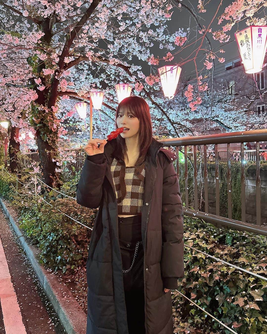 神崎紗衣のインスタグラム：「全く投稿してなかった…あせあせ  美容院行ってまつパしてご機嫌だったので ベンチコートスタイルで目黒川お散歩🌸💗  デビューから卒業まで8年間お世話になりまくった大切な恩師、 エアーマン先生チームに偶然会えてとっても幸せな1日でした💗  みんなにも会いたいなあ お元気ですか？」