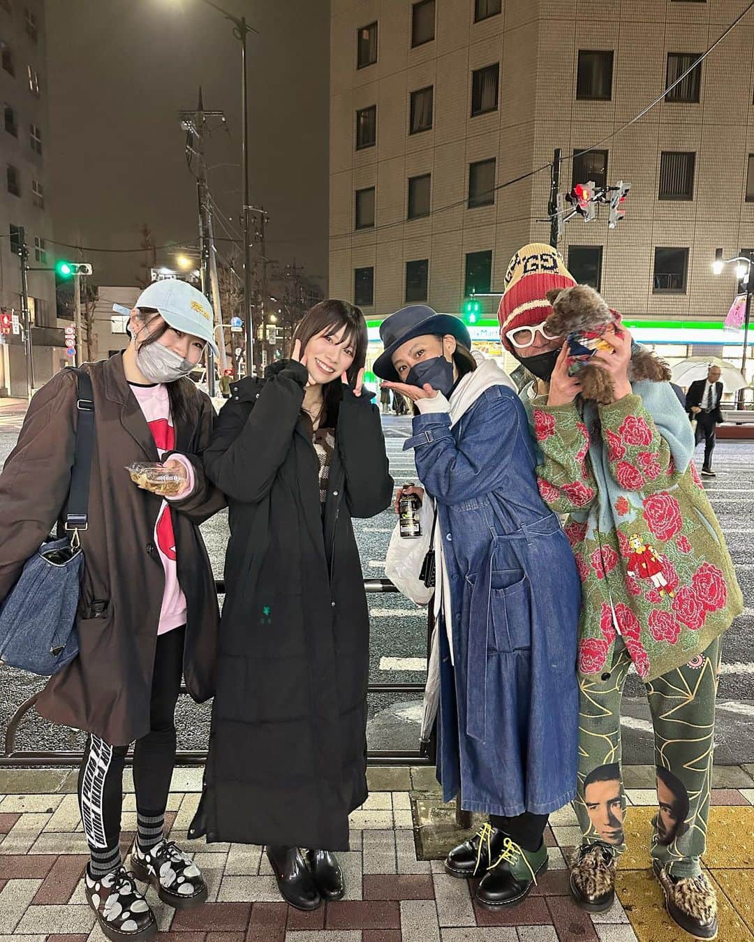 神崎紗衣さんのインスタグラム写真 - (神崎紗衣Instagram)「全く投稿してなかった…あせあせ  美容院行ってまつパしてご機嫌だったので ベンチコートスタイルで目黒川お散歩🌸💗  デビューから卒業まで8年間お世話になりまくった大切な恩師、 エアーマン先生チームに偶然会えてとっても幸せな1日でした💗  みんなにも会いたいなあ お元気ですか？」3月30日 21時10分 - kanzaki_sae