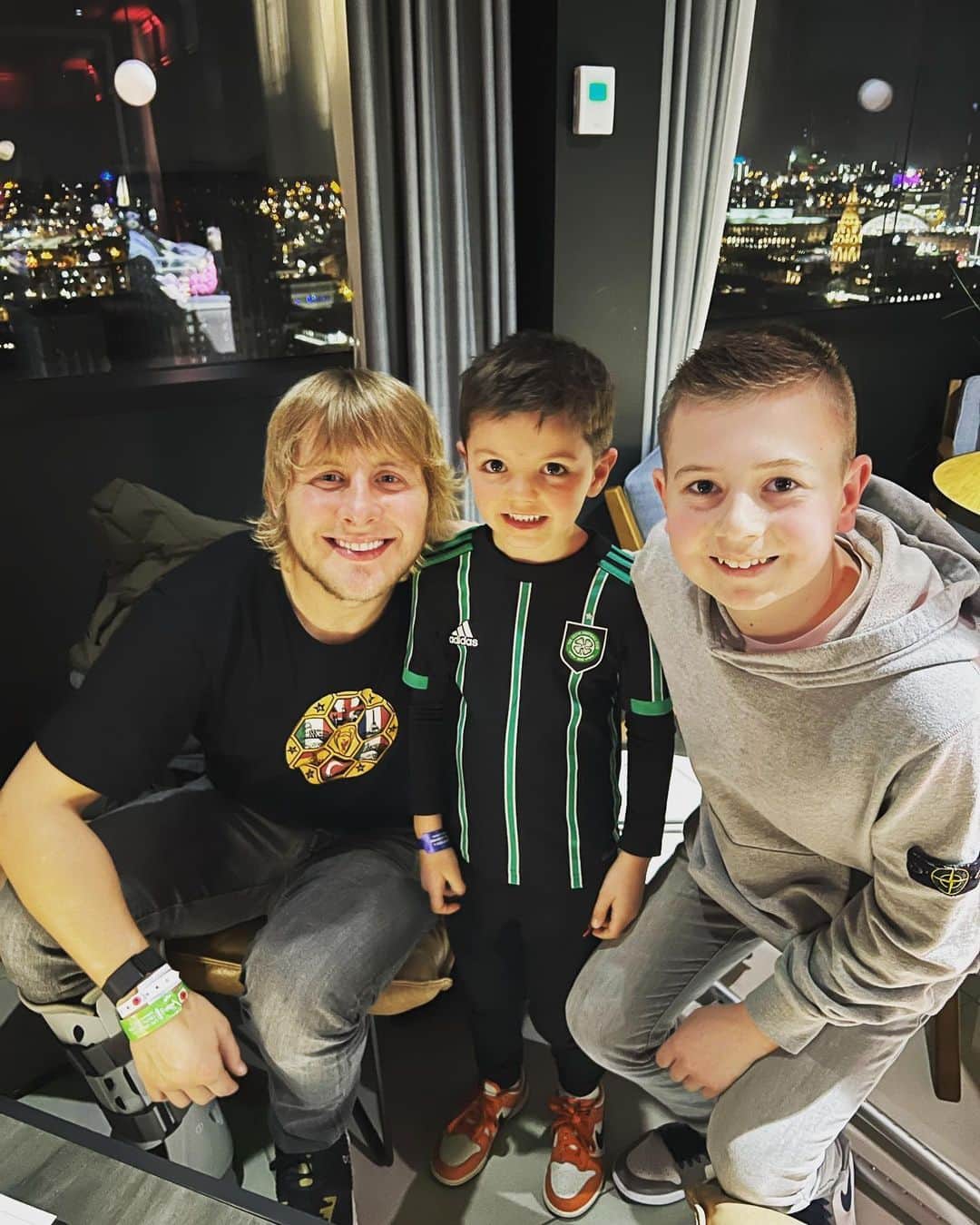 ジョー・レドリーさんのインスタグラム写真 - (ジョー・レドリーInstagram)「Was bloody lovely to be back on the pitch and see some familiar faces 🍀thank you to @celticfcfoundation @celticfc for organising this fantastic event and raising money for charity too」3月30日 21時11分 - joe16led