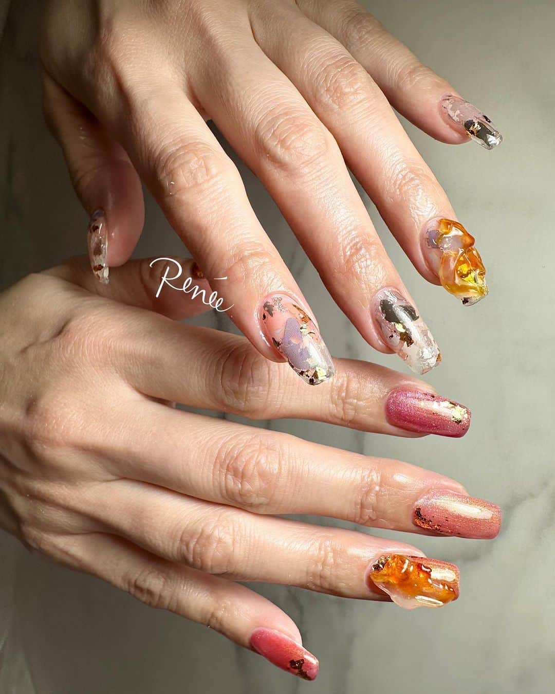 埜藤理恵のインスタグラム：「おまかせで1.5h仕上げ⭐︎  最近撮影スポットをサロン内に作ってみた📸 光の感じまだまだ研究中だけど いい感じになってきた🤟  □ Rie Nofujiプロデュース @tree01official  エプロン 好評発売中  □ Renée professional brush シリーズ ＊オーバル ＊トップフレンチ ＊スマートフラット Renée web shop 全国ネイルディーラーにて発売中 プロフィールURLより飛べます  □ 店舗詳細 ⇩ 大阪府大阪市北区堂山町1-2 R&Eビル3階 am10:00〜pm20:00 JR大阪駅から徒歩7分 阪急梅田駅から徒歩7分 御堂筋梅田駅から徒歩7分  ご予約は サロンの公式LINEより受け付けております。 @rrieenee プロフィールURLより LINE飛べます。 LINEにて行き方動画も配信しておりますので ご参考くださいませ」