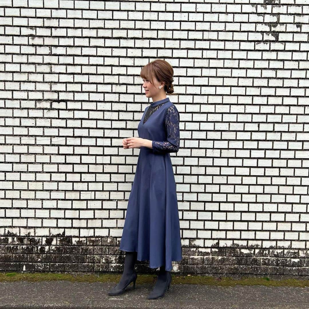 岡部玲子のインスタグラム：「今年の春はドタバタです🏃‍♀️💨  卒業式があれば 入学式もありますから😂  ホントにドッタバタ😳💦  雨予報だった卒業式も 奇跡的に 卒業式の時間帯は晴れてくれました☀️  仕事の都合上 土日の行事にはほとんど参加せずに ここまできましたが 金曜日の卒業式だったので しっかりと参加できました☺️  幼稚園からのママ友達と一緒に 卒業準備委員もやらせて頂き 私にとっても思い出深い1年になったなぁっ☺️  みんなで考えた 卒業記念品は ワイヤレスイヤフォン🎧♪ 喜んでくれている子供達を見て とっても幸せな気持ちになりました☺️✨  ずっと助けてくれたママ友仲間に感謝🙏✨  写真は卒業式当日の私😁  洋服はあるもので済ませました😅 (入学式もあるし😅) 髪の毛も自分で簡単に😂  ポイントは バッグについている お馬🐎のキーホルダーです😁✨  さー今度は入学式🏫  小学校を卒業した👦は 友達と過ごす時間の方が 圧倒的に多くなって 別行動が多くなってきたけれど それも成長ですね☺️  最近眠りが浅く 仕事に遅刻する夢とかよく見る😱  休める時間にしっかり休む💤 それも大事だな〜😌  気温差も激しい毎日ですし 皆さんも体調にはお気をつけください☺️  #岡部玲子　#タレント　#レポーター　#競馬キャスター　#卒業式　#卒業式ママコーデ #卒業式ヘア #卒業式コーデ #オケージョンドレス #桜　#卒業記念品」
