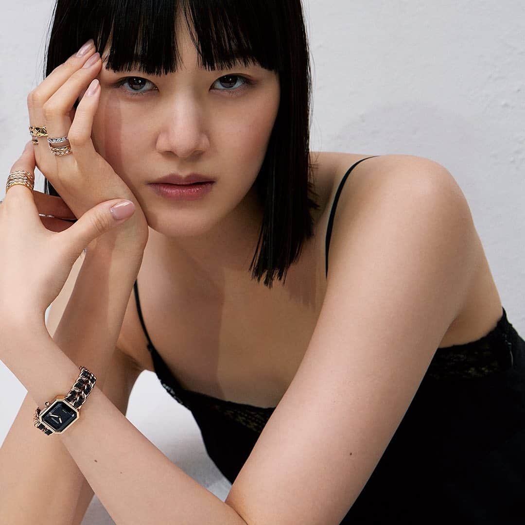 新井貴子のインスタグラム：「@chanelofficial for @ellejapan May issue  with starring @miyazawahio💎💫  Photo @yusukemiyazaki  Styling @rena_semba  Hair @asashihair  Make-up @kie_0   @chanelofficial  @ellejapan #COCOCRUSH」