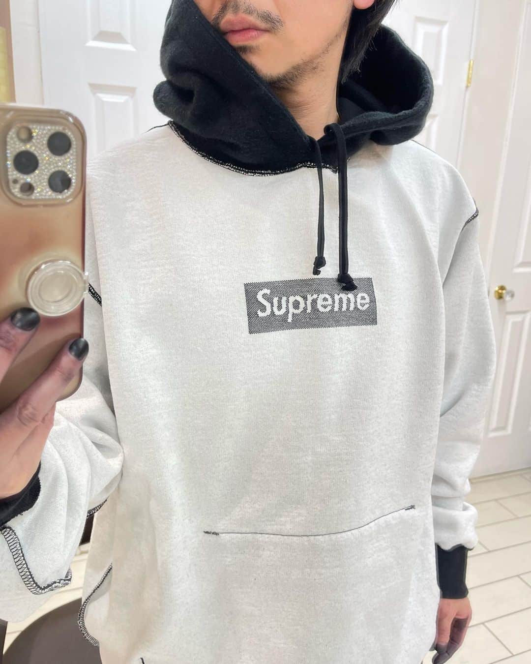 加代憲康のインスタグラム：「今回のリバーシブルはええですね🙋‍♂️ とりあえず着やすいからヘビロテ確定。 これ、昔なら全色買ってた笑笑  3月も明日で終わり！明日の大阪サロンワーク頑張ります！  4月の予約はsold outしてます😭ありがとうございます！大阪はまだ取れますのでぜひ🙋‍♂️  4月は名古屋、東京、鹿児島、熊本で　 @addicthy_color 新色セミナー！ 名古屋、東京は即sold outでした！ 頑張ります！  #supreme #supremenyc  #シュプリーム #ボックスロゴ」