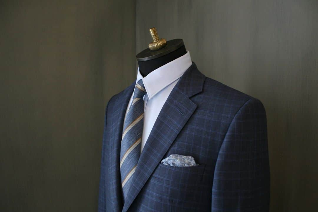 ギーブス&ホークスのインスタグラム：「Our latest arrival, this mid blue 2 piece check suit, is an ideal choice for a more relaxed spring/summer look. Paired with a textured silk tie and linen pocket to create a softer more informal appearance, available at our Bath, Birmingham, Chester, Winchester and Savile Row stores」