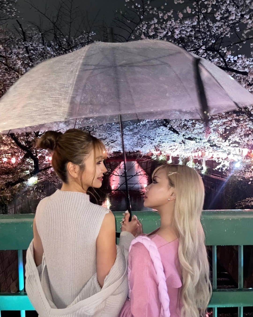 ちゃむのインスタグラム：「雨夜桜🌸☔️  今年初のお花見は生憎の雨💧 でしたが、雨と一緒に散ってく 桜がすごく綺麗でそれはそれで 良きでした😌💓 . . 久しぶりの3人、語ったね😘 . . . #お花見　#夜桜　#雨桜　#中目黒桜まつり #春　#ギャル　#ピンクコーデ　#ワンピース」