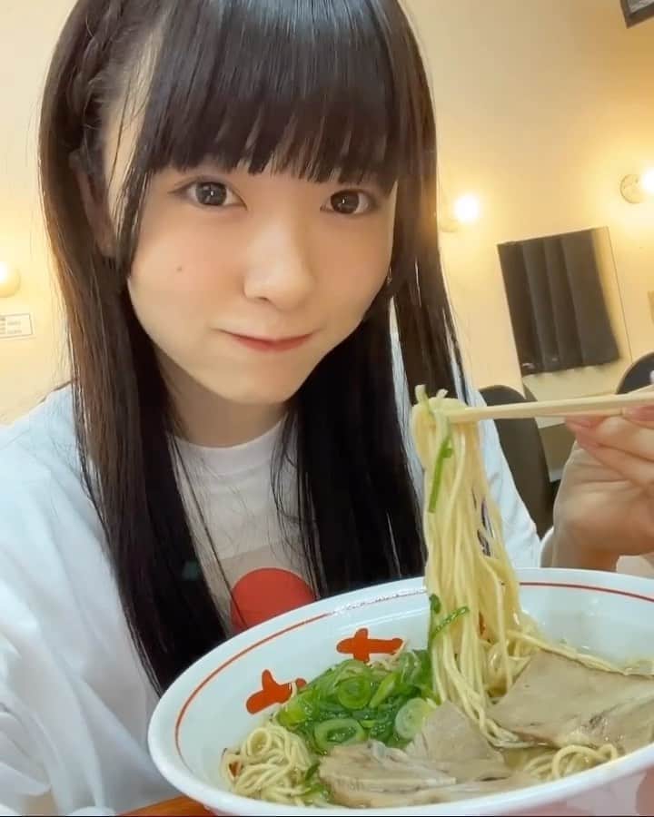 橋本美桜のインスタグラム：「これはただただラーメンを見せびらかすハシモト。🍜 ⁡ ⁡ ⁡ #アイドル #IDOL #偶像 #パッツン前髪 #ロングヘア  #黒髪 #黒髪ロング #黒髪ストレート #ストレートヘア #ナチュラルメイク #自撮り #動画 #福岡 #ラーメン #拉麺 #ootd #makeup」