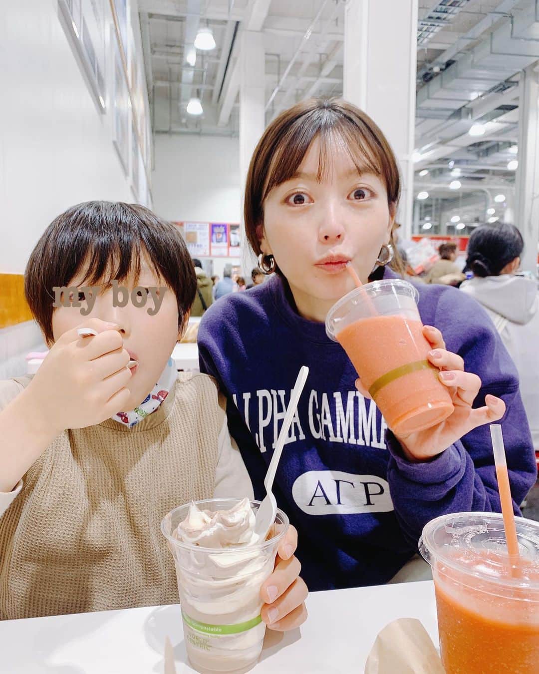 高橋まりなのインスタグラム：「. 実家生活天国や〜 今日はコストコへ🛒 いちごのスムージー🍓 ヘーゼルナッツチョコソフトクリーム🍦 おいし😋 帰りたくなーい〜〜〜 . . . #実家#実家生活#実家天国#コストコ#COSTCO#コストコ購入品#COSTCO購入品#いちごのスムージー#ヘーゼルナッツチョコソフトクリーム#春休み#3きょうだい」