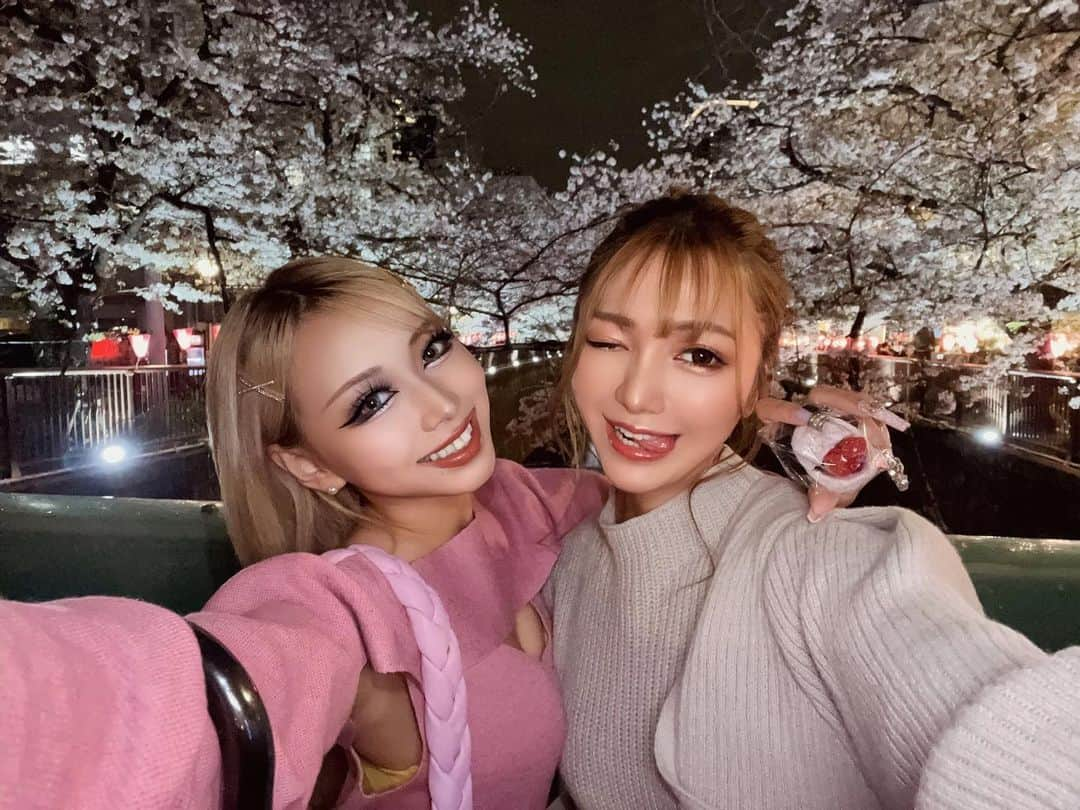 ちゃむのインスタグラム：「セルフィー📸🌸 . . 可愛子ちゃん2人は ちゃむの自慢のおとももち😌 . . .  #お花見　#夜桜　#雨桜　#中目黒桜まつり #春　#ギャル　#ピンクコーデ　#ワンピース」