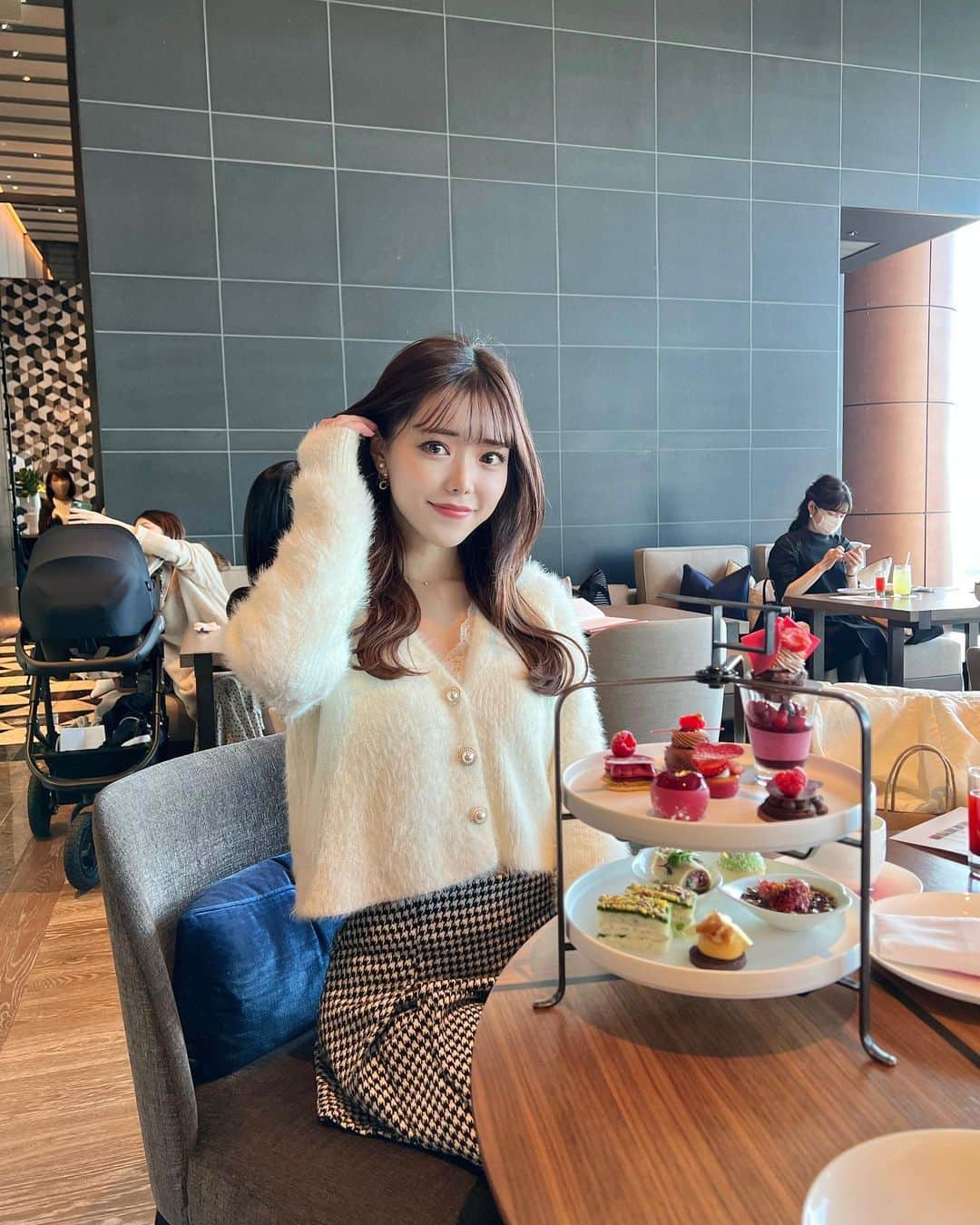 のインスタグラム：「. . . アフヌンいったとき🍰🍓🍫 スイーツが可愛過ぎました🫶🏻💞  4月は名古屋に行くので そのタイミングで撮影会やります🥰 またストーリーでお知らせするね🙆🏻‍♀️  3月ラストも頑張ろ❤︎❤︎  #アフタヌーンティー #アフヌン #アフタヌーンティー巡り #アフヌン巡り #フォーシーズンズホテル東京大手町 #ホテルアフタヌーンティー #スイーツ巡り #grl購入品 #grl #grlコーデ #コンカフェ嬢 #コンカフェ #コンカフェ店員 #コンカフェキャスト #渋谷コンカフェ」