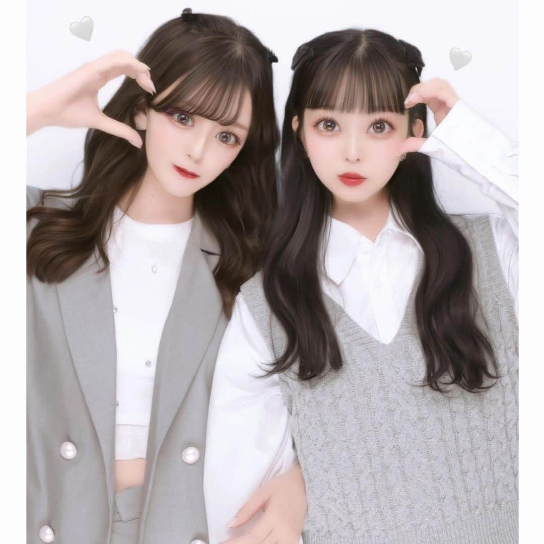 のインスタグラム：「🤍🎀🤍  かのんちゃんとシミラーみたいになった❕合わせてないのにお互いall épine は凄い🫶🏻  1日ありがとう🌛  .  #epine#épine #フレンチガーリー#韓国ファッション #シミラールック #双子コーデ#ハルイロセカイ #プリント倶楽部 #プリクラ#プリクラポーズ#プリクラ加工 #プリクラ倶楽部 #ぷりんと倶楽部 #fff#lfl#likesforlike #いいね返し#トレンド#春服コーデ#春コーデ#ジャケットコーデ #ベストコーデ #ロングヘア#ヘアカラー#メイク#ネイル」