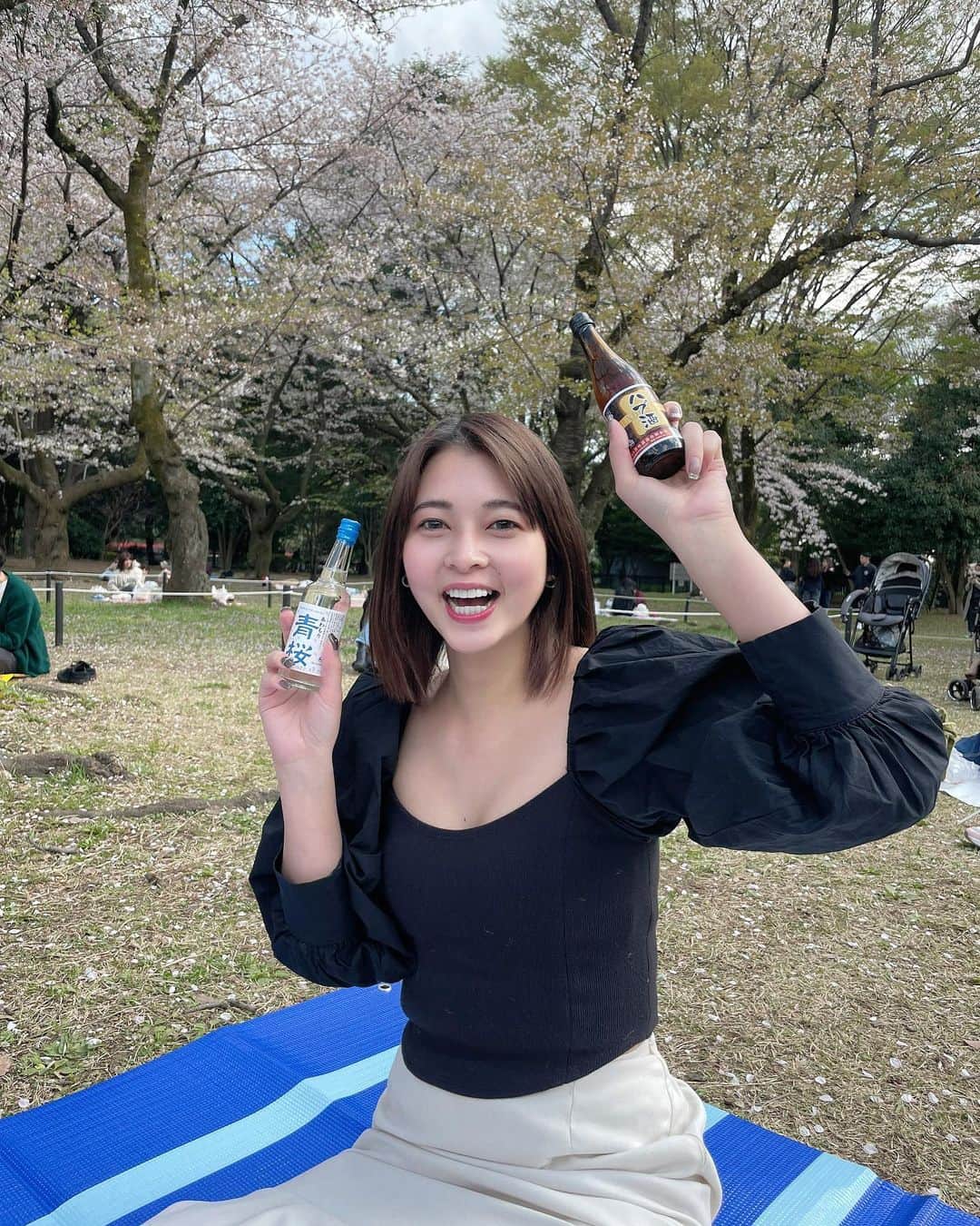 えなちぃのインスタグラム：「昨日お花見した🌸 このハブ酒若干泡盛の味して 呑みやすかった😋💕」