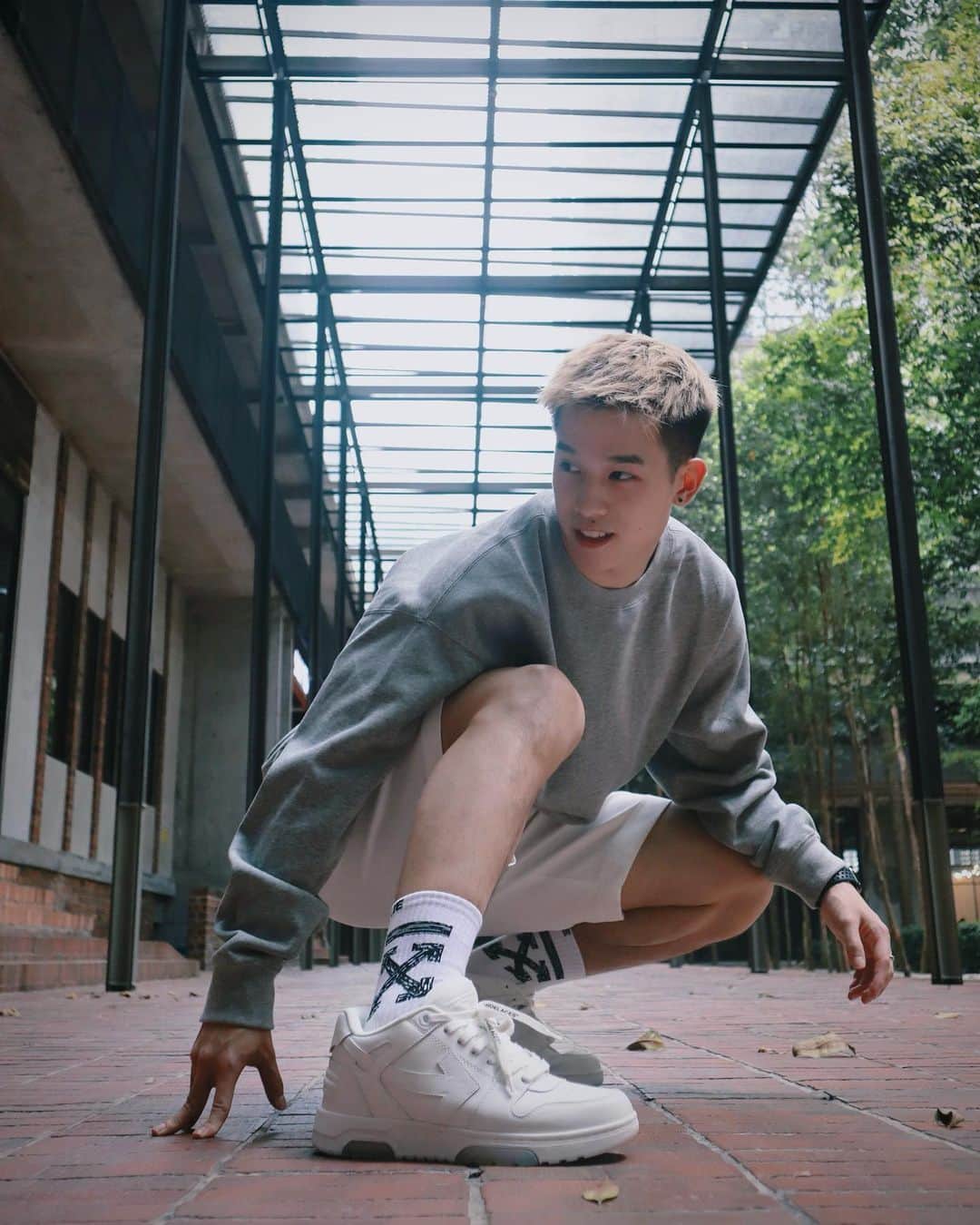 周凱翔のインスタグラム：「I decide my vibe   #OffWhite @off____white」