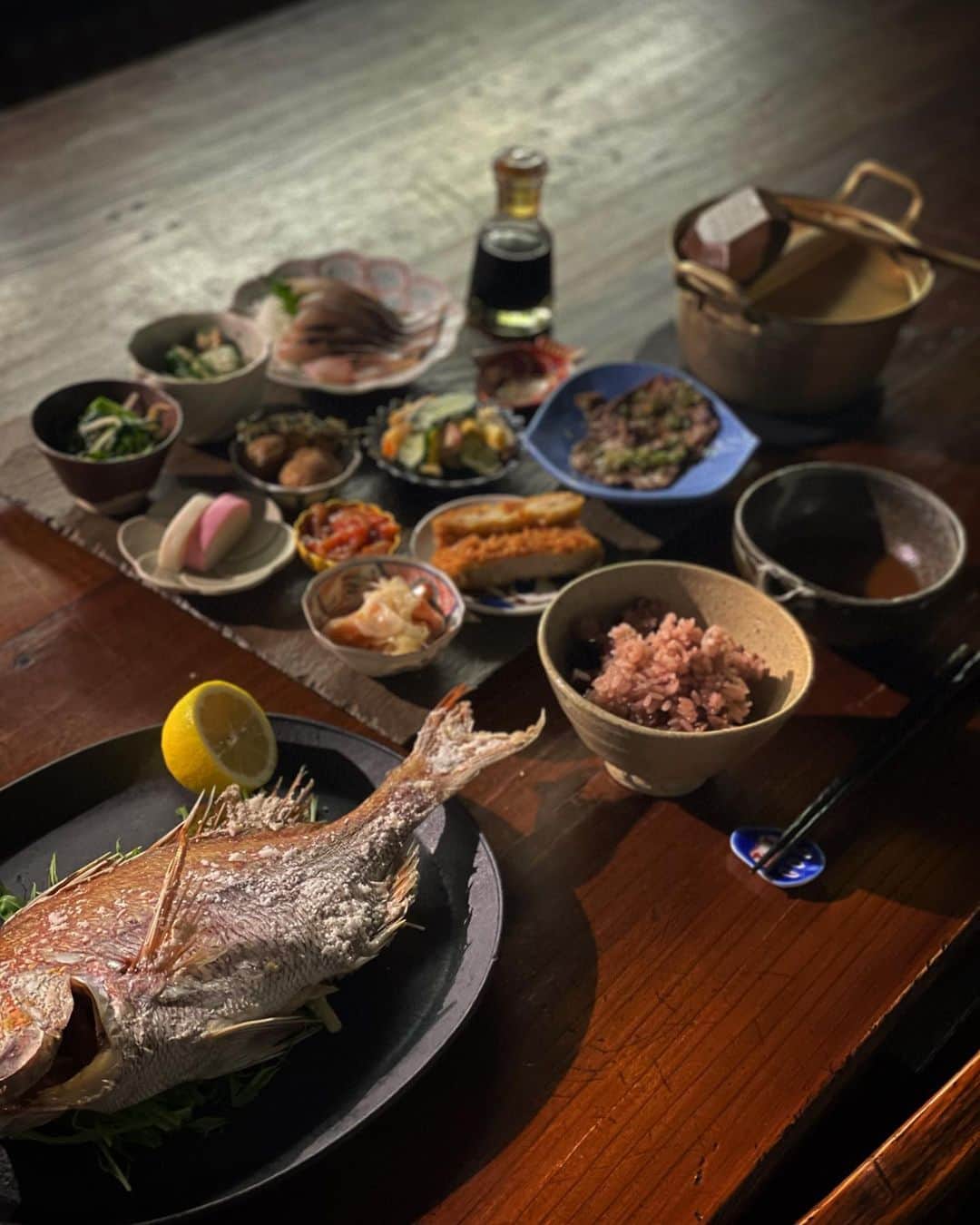 松井美緒さんのインスタグラム写真 - (松井美緒Instagram)「…鯛とお赤飯と豚勝。 箸置きは青だるま。  #🔵」3月30日 21時15分 - mio.matsui